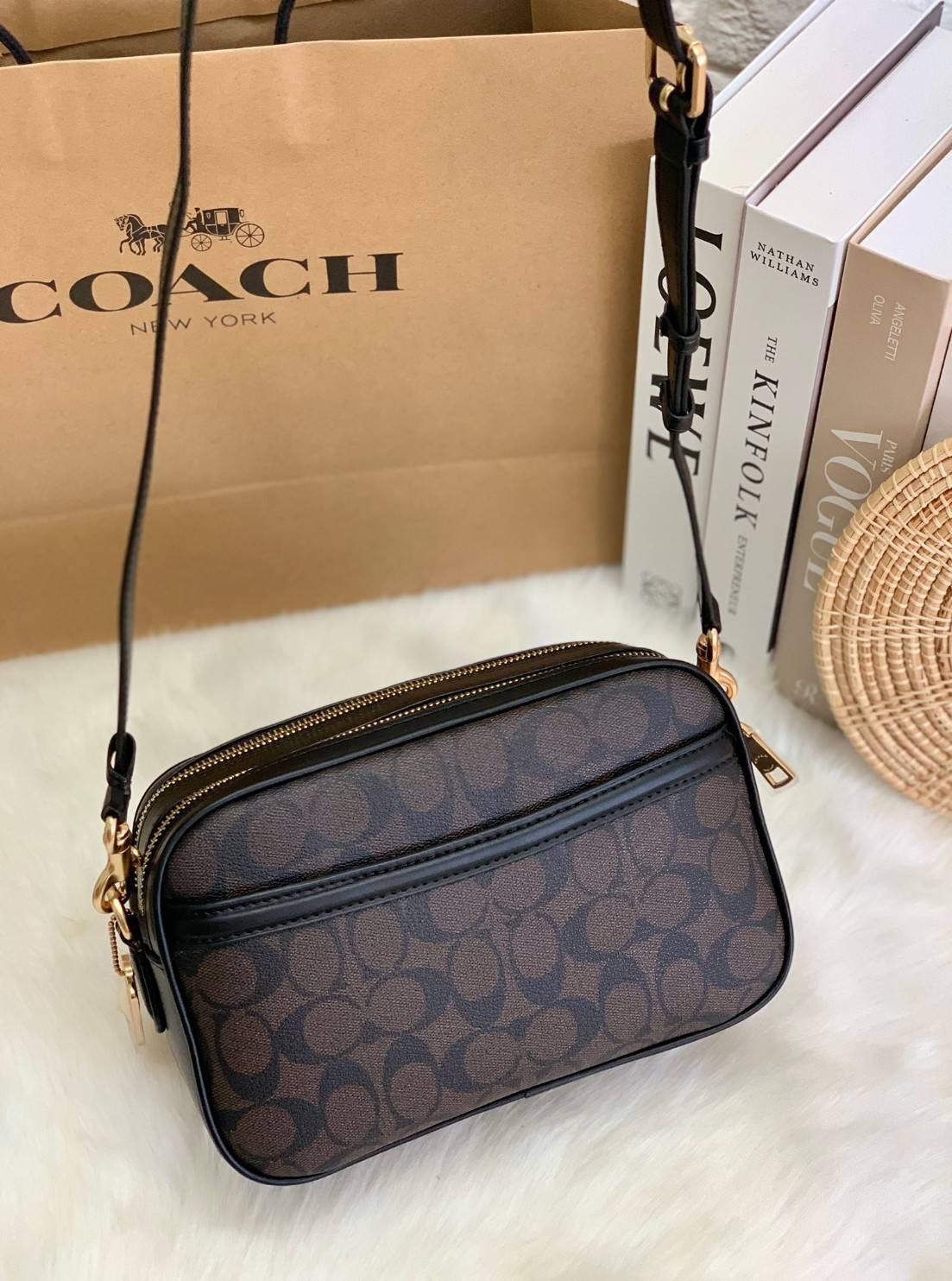 ใครรออยู่จัดเลยค่ะ มากี่รอบไม่พอจริงๆค่ะ😁 COACH JES CROSSBODY IN SIGNATURE BAG กระเป๋าสะพายข้าง//ครอสบอดี้ร์ วัสดุหนังแท้ หนังนิ่มทรงสวย 🔺อะไหล่ป้ายห้อยโลหะแบรนด์นะคะ กระเป๋าแบ่ง2ซิป แต่ละช่องกว้าง สามารถใส่กระเป๋าเงินใบยาวได้; ของจำเป็นได