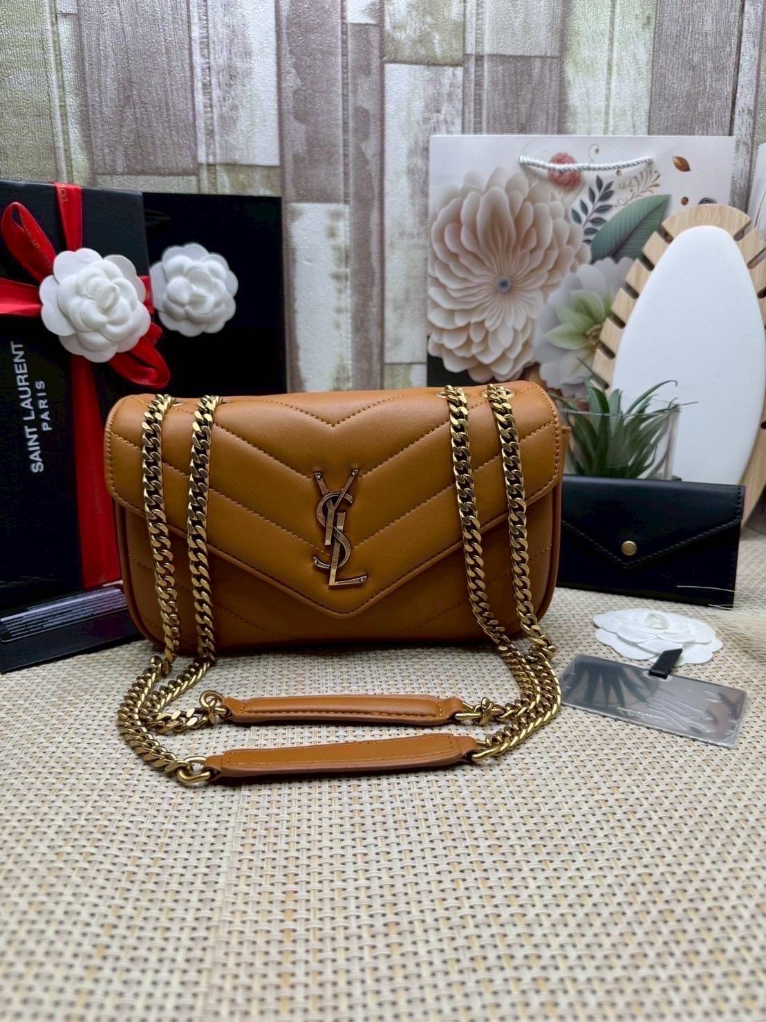 ORI หนังแท้ | YSL LOULOU small in MATELASSÉ กระเป๋าสะพายสายโซ่าีทองหรูหรา งานหนังแท้เนื้อนุ่มตะเข็บเย็บลายเชฟรอนสวยหรูโดดเด่นเป็นเอกลักษณ์ 🤍 เกรดออริจินอล หนังแท้