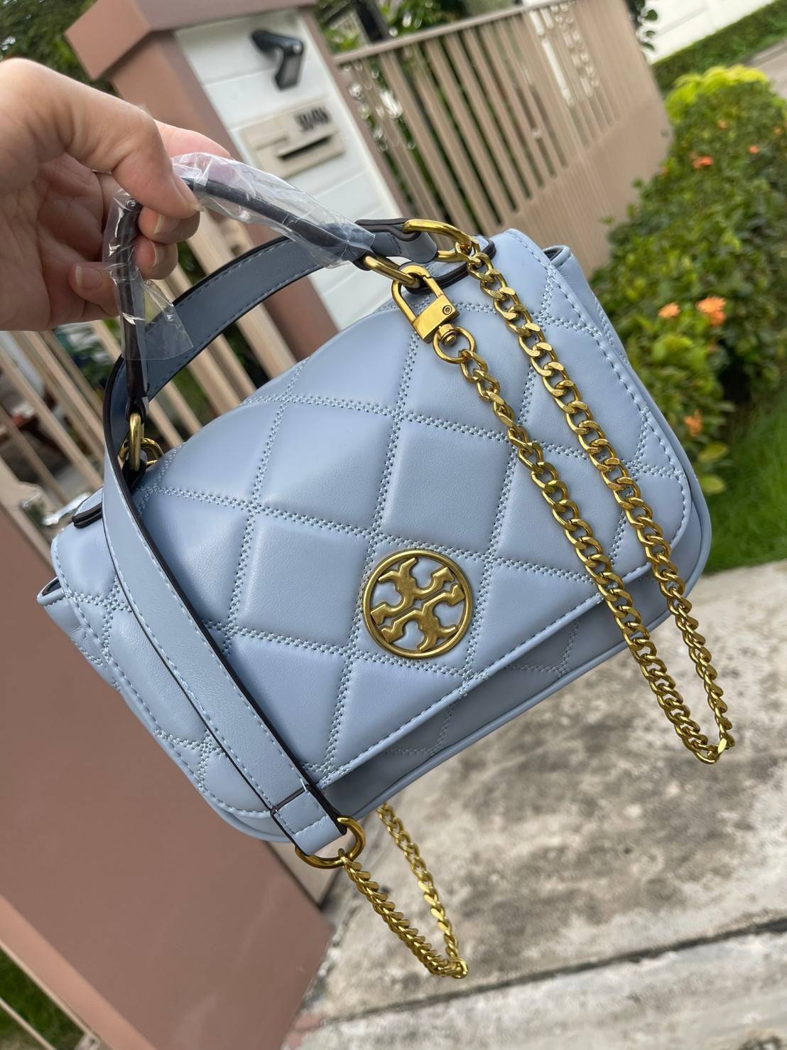 Tory burch crossbody and mini top handle Bag กระเป๋าถือที่มีดีไซน์แสนจะธรรมดาแต่ให้ลุดสุดชิด โดยลวดลายการเดินด้ายกระเป๋าที่มีรสนิยมดูแล้วคลาสสิค ตัวกระดุมของกระเป๋าเปิด-ปิดได้ง่าย หนังมีความนิ่ม จะถือก็ให้ความเก๋ได้อีกแบบ เหมาะกับการไปเที่ยวทั้งในวันสบาย