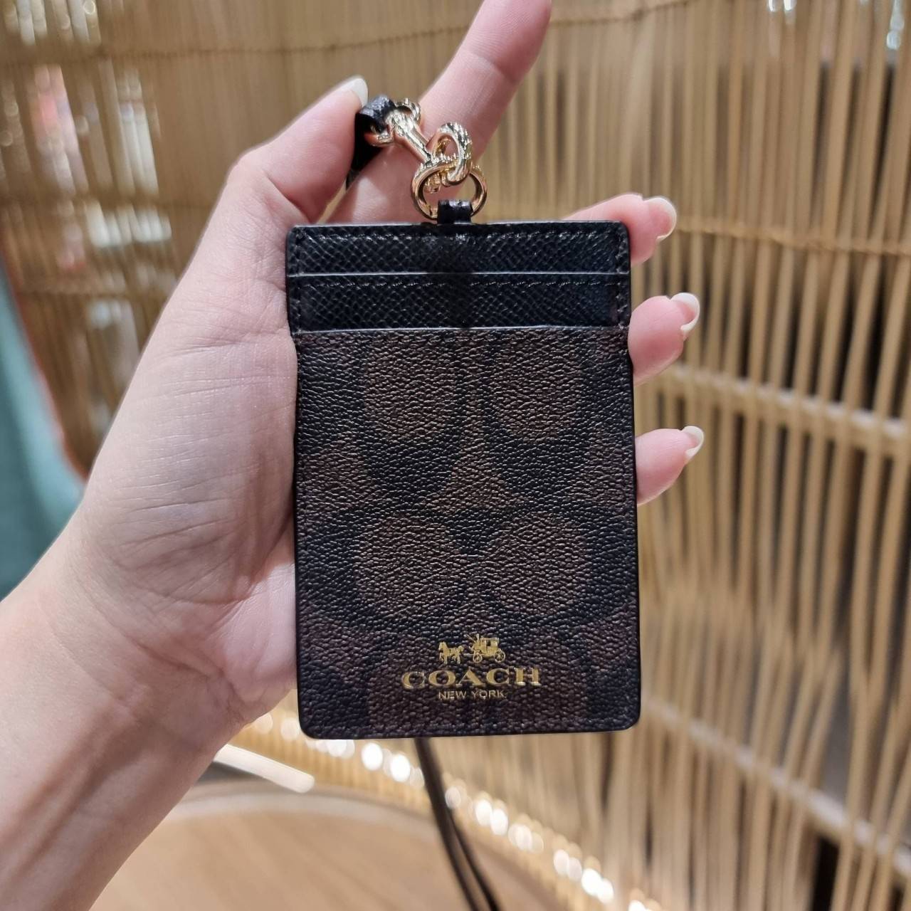 COACH ID LANYARD IN COLORBLOCK SIGNATURE CANVAS ง่ายๆแบบไม่ธรรมดา!! คลาสสิคแต่มีดีเทลโดดเด่น!! กระเป๋าถนอมบัตร พร้อมสายคล้องคอ ดีไซน์ลวดลายสวย ดูดีทุกแบบ ใช้งานง่าย พกพาสะดวก จะใส่บัตรพนักงาน บัตรเครดิต บัตรปชช. ใบขับขี่ และบัตรอื่นๆที่อยากจะใส่!! ตามใจไป