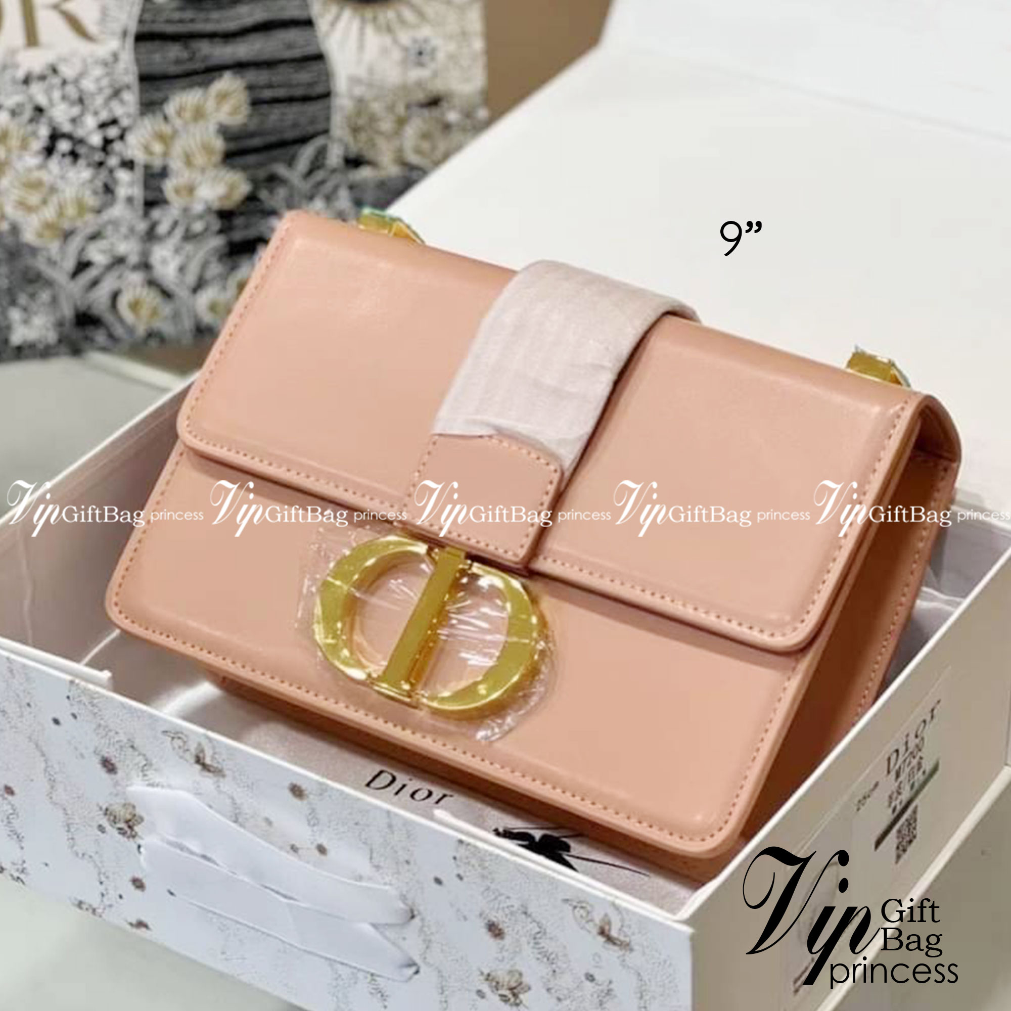 Dior 30 Montaigne Bag 9" รุ่นหนังเรียบ กระเป๋าสะพายดิออร์ เอกลักษณ์ของความหรู น้ำหนักเบา ไอเท็มหายาก!! Best seller!! ยกให้น้องเลย!! ดีไซน์เรียบหรูในความเป็นเอกลักษณ์ ใช้งานง่าย สะดวก ได้ทุกโอกาส แนะนำเป็น everyday bag ติดตัวไว้เลยจ้าสาวๆ พร้อมส่งที่ไ