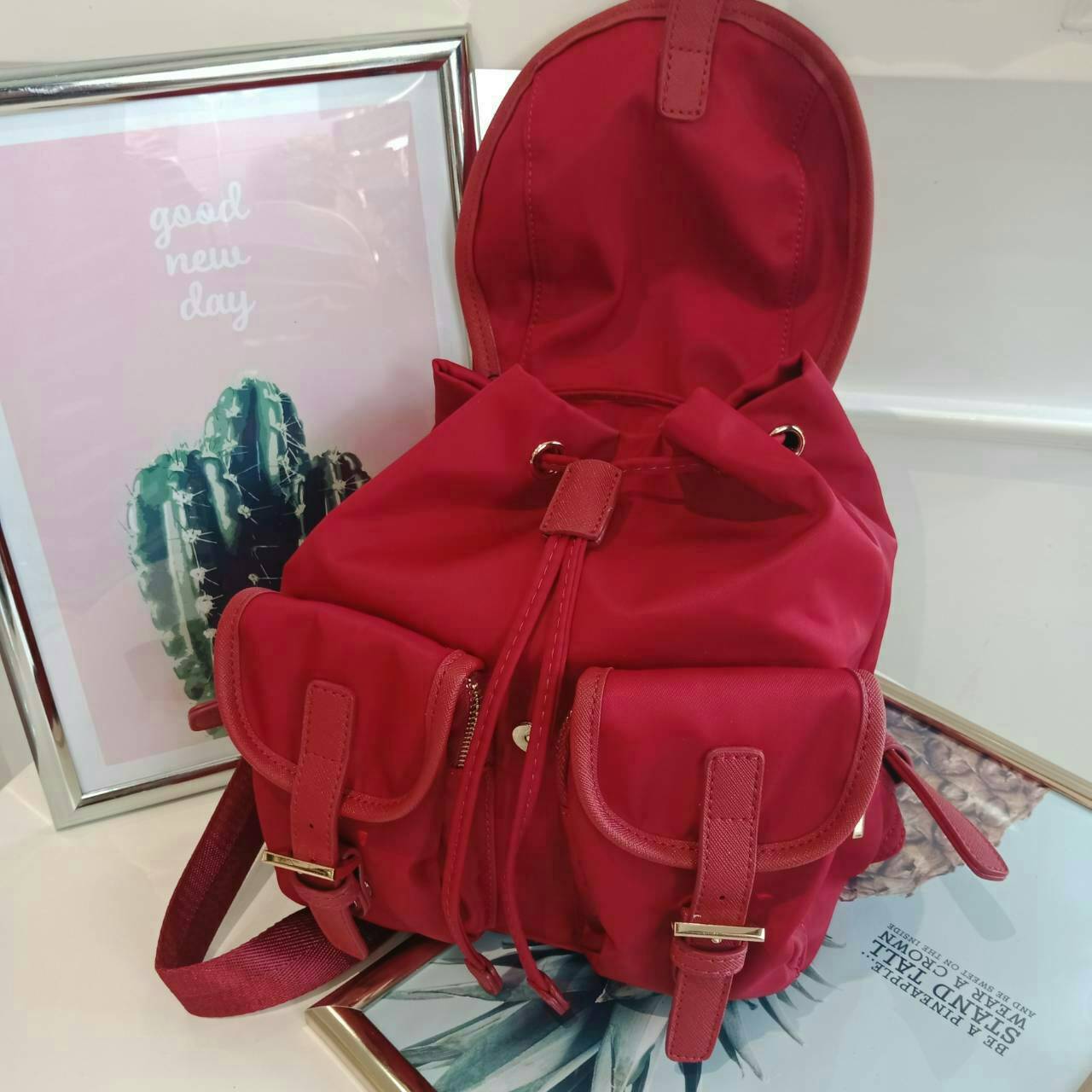 PRADA MINI BACKPACK with chain จากพรีเมี่ยมกิ้ฟจากเคาน์เตอร์แบรนด์วัสดุ Nylon เนื้อหนาคุณภาพดีตามแบบฉบับของแบรนด์ ขนาดมินิน่ารักเว่อร์ เปิดปิดด้วยฝากระดุม น้ำหนักเบา ภายในมี1ช่องซิป ซับใน Polyester 100% มาพร้อมหูหิ้วและสายสะพายเลื่อนปรับได้ ตัวจริงสวยมากๆ