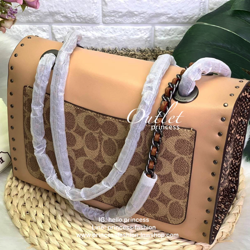 COACH PARKER SIGNATURE SHOULDER BAG กระเป๋าสะพายข้าง/ crossbody หนังแกะแท้ น้ำหนักเบา สวยหรู เปิดปิดกระเป๋าแบบหมุนล็อค อะไหล่รูปเป็นดอกคามิเลีย ภายในกระเป๋ากว้าง แบ่ง 2 ช่องหลัก ช่องซิปคั่นกลางเป็นสัดส่วน ใส่ wallet ยาว ของส่วนตัวใช้ได้ บุหนังกลับผสมกำมะห