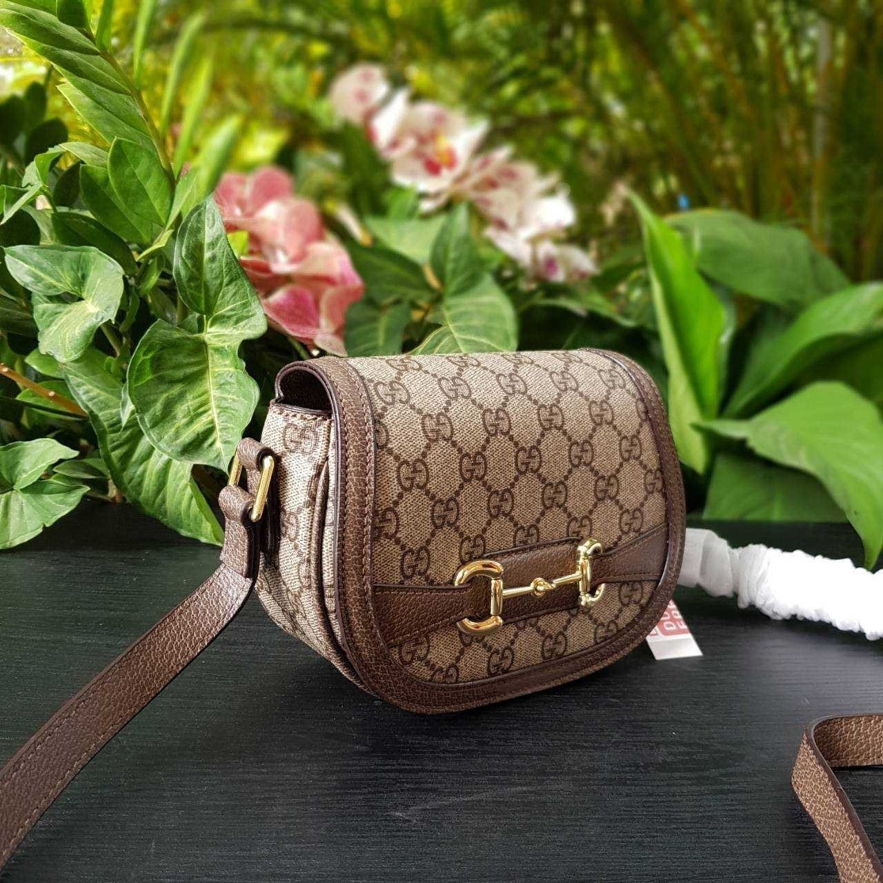 GUCCI Horsebit 1955 small shoulder bag กระเป๋าครอสบอดี้ขนาดกำลังดี ดีไซน์น่ารัก ทรงสวย ใช้ได้ทุกโอกาส สายยาวปรับระดับได้ เปิด-ปิด ด้วยกระดุมแม่เหล็ก