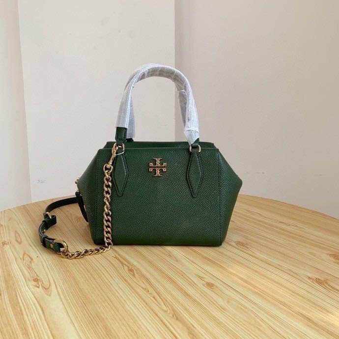 TORY BURCH KIRA PEBBLED SATCHEL BAG รุ่น 74650 กระเป๋าสะพาย Crossbody หนัง togo อะไหล่ทอง ทรงสวยสุดฮิต เป็นรูปทรงใหม่ มาแรงที่สุดในตอนนี้!! สัมผัสนุ่มมือ ตั้งอยู่ทรง ออกแบบเก๋ไก๋ สามารถปรับใช้ได้ 2 แบบ ไม่เหมือนใคร เปิดปิดด้วยซิป ภายในบุผ้าอย่างดี ช่องหลั