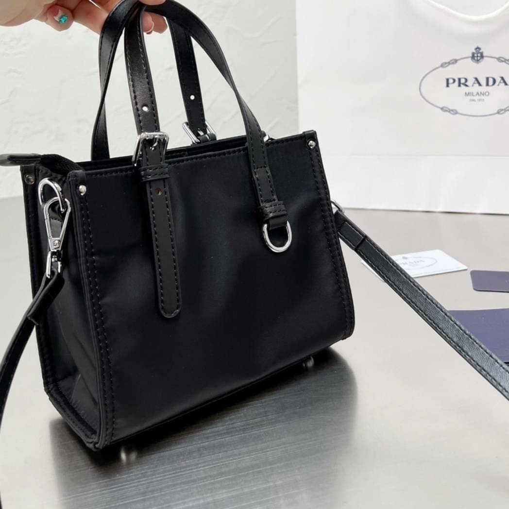 VIP 🥂 PRADA NYLON TOTE BAG 8" กระเป๋าถือหรือสะพาย วัสดุ Nylon เนื้อหนาคุณภาพดีตามแบบฉบับแบรนด์ด้านหน้าประดับโลโก้หรู จุของใช้ได้เยอะ น้ำหนักเบา งานตัวจริงสวยมากน่าใช้สุดๆค่ะ รีบจับจองด่วน ไอเท็มนี้พลาดไม่ได้จริงๆค่ะ!