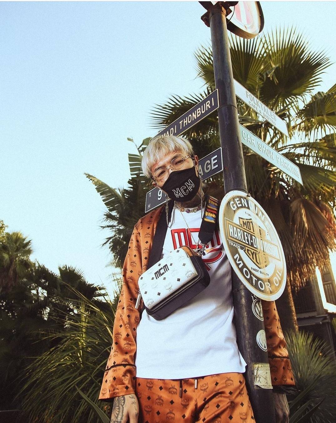 M.C.M KLASSIK CROSSBODY IN VISETOS MIX คลาสสิคสมชื่อ!! กระเป๋าสะพายข้างทรงครอสบอดี้ ดีไซน์มิกซ์แอนด์แมทช์สุดคูล ใหม่ล่าสุด เท่ได้ไม่ซ้ำใคร โลโก้โลหะรมดำดูมีเสน่ห์ วัสดุหนังแคนวาสคุณภาพดี มีช่องหลัก 2 ช่อง เปิด-ปิดด้วยซิป ด้านหลังมีช่องย่อยอีกหนึ่ง ภายในโล