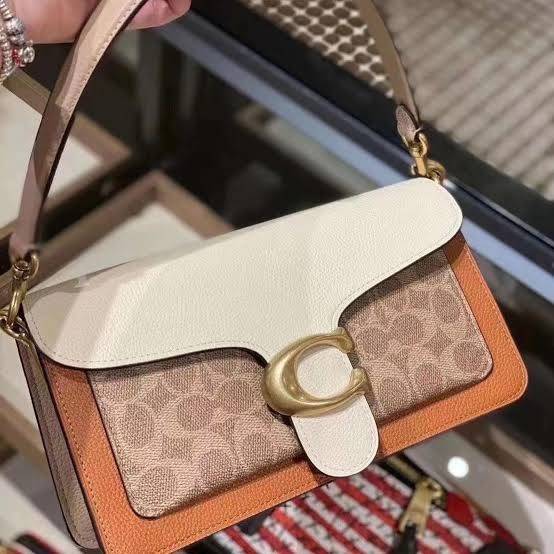 COACH TABBY SHOULDER BAG 26 IN SIGNATURE CANVAS WITH BEADCHAIN (6793,91215) กระเป๋าสะพายไหล่ ดีไซน์วินเทจย้อนยุค สวยคมชัด คลาสสิคใช้ได้ทุกลุค วัสดุหนังแท้สลับหนังแคนวาสเคลือบลาย เปิด-ปิดด้วยแม่เหล็กในตัว รับรองแน่นหนา ด้านหลังมีช่องแยก ภายในเป็นช่องโล่ง ข
