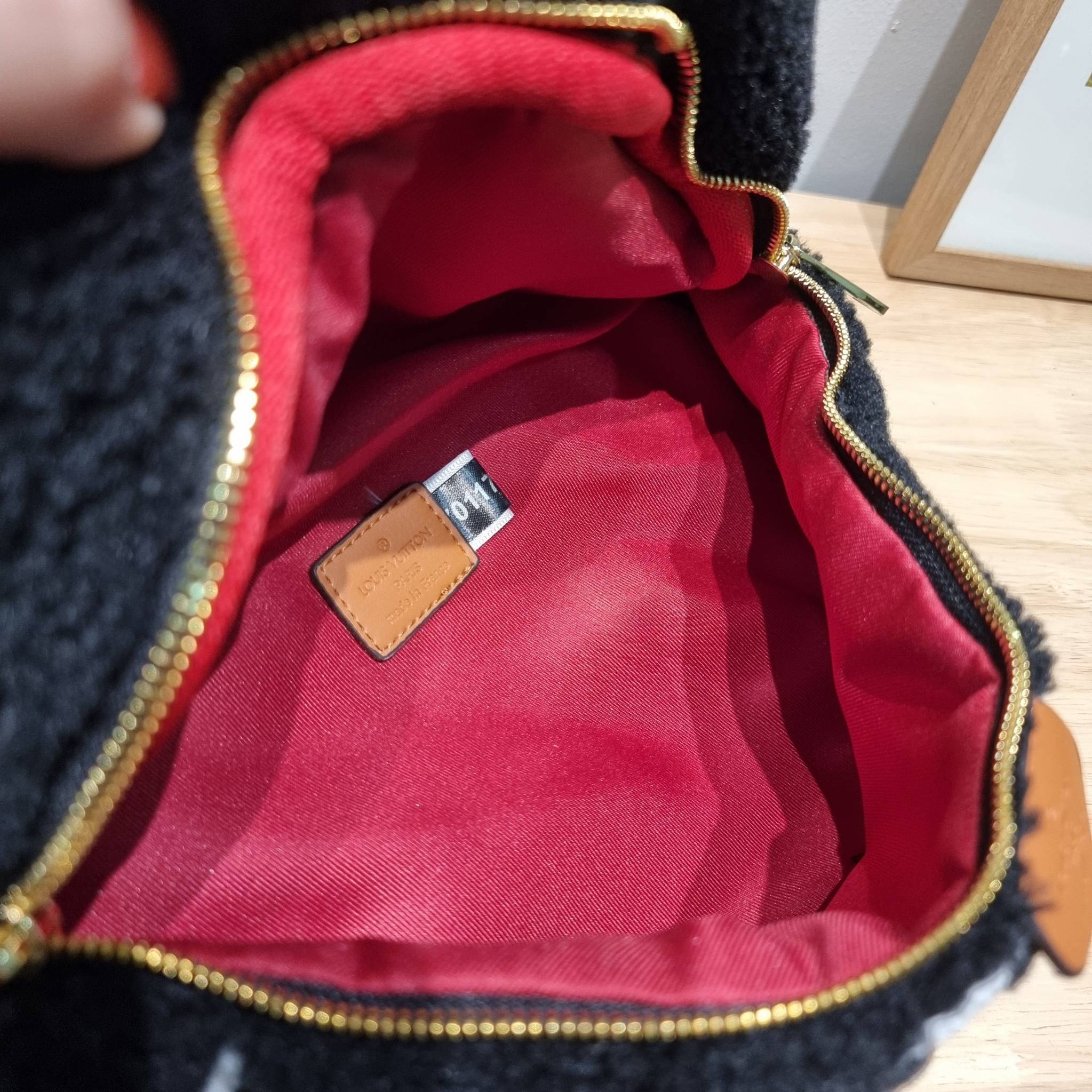 LV BUM BAG MONOGRAM TEDDY FLEECE / LV Teddy Limited Edition Bumbag ไอเท็มที่ต้องมี กับกระเป๋าคาดอก ดีไซน์เอกลักษณ์ โดดเด่นด้วยจัมโบ้ฟ้อนท์สีตัดกับตัวกระเป๋า เปิด-ปิดด้วยซิป ภายในเป็นช่องโล่ง โดยตัวกระเป๋าจะมีหูจับในตัว และสายสะพายที่สามารถปรับได้ตามตัว รุ