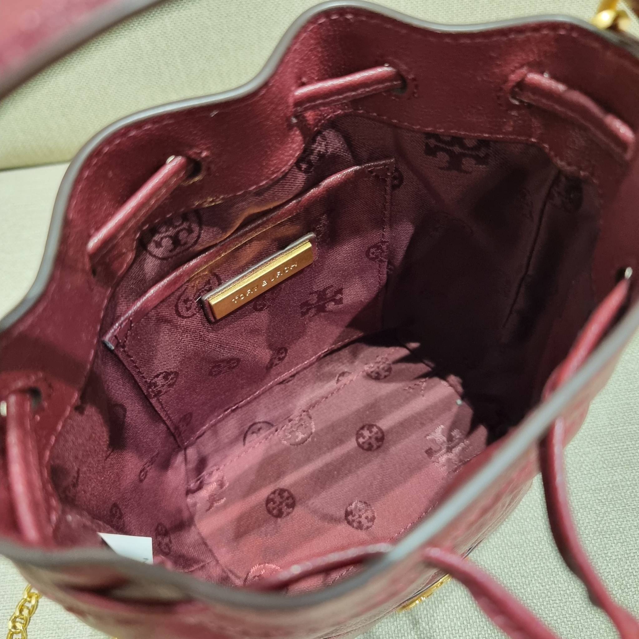 TORY BURCH WILLA MINI BUCKET BAG NEW ARRIVAL สุดปัง กระเป๋าสะพายทรงบัคเก็ต สวยผู้ดี โดดเด่นด้วยโลโก้สีทองดูหรู อัพลุคผู้ดี๊ผู้ดี วัสดุหนังแท้ ดีไซน์บุนวม เส้นคมดีเทลหรู เปิด-ปิดหนังรูดปากกระเป๋า มีหูหิ้วในตัว คล้องแขนเก๋ๆ ภายในเป็นช่องโล่ง มีช่องย่อย ใส่ข