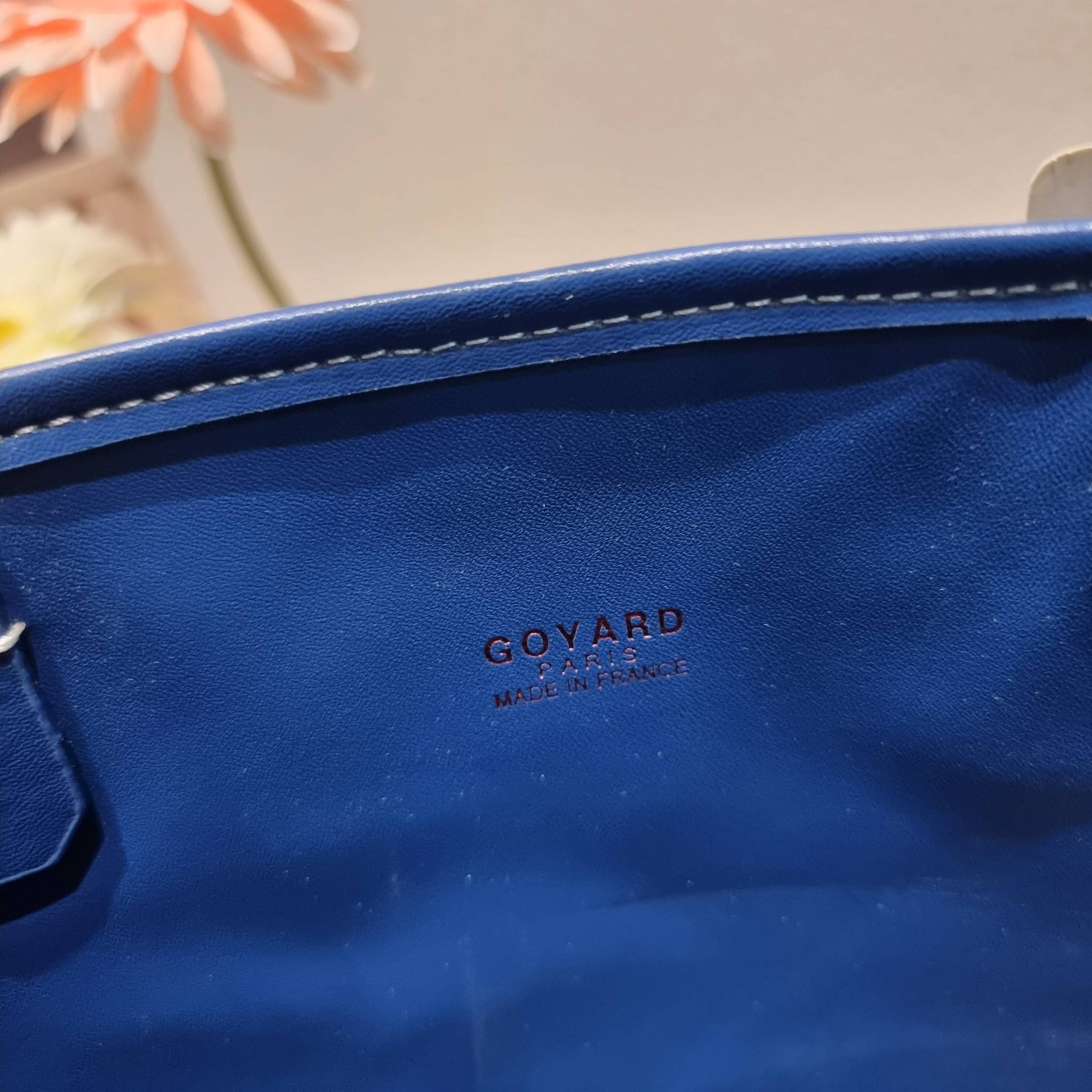 OYARD ANJOU REVERSIBLE TOTE ฮอตไอเท็ม กับกระเป๋าสะพายทรงโท้ท ใบใหญ่จุใจ!! มาครบสีขายดี เลิศทุกสี รูปทรงคลาสสิค ดีไซน์เป็นเอกลักษณ์ ใช้งานได้หลากหลาย สามารถกลับด้านใช้ได้แบบไม่มีเบื่อ วัสดุหนังแคนวาสพิมพ์ลายสวยคม