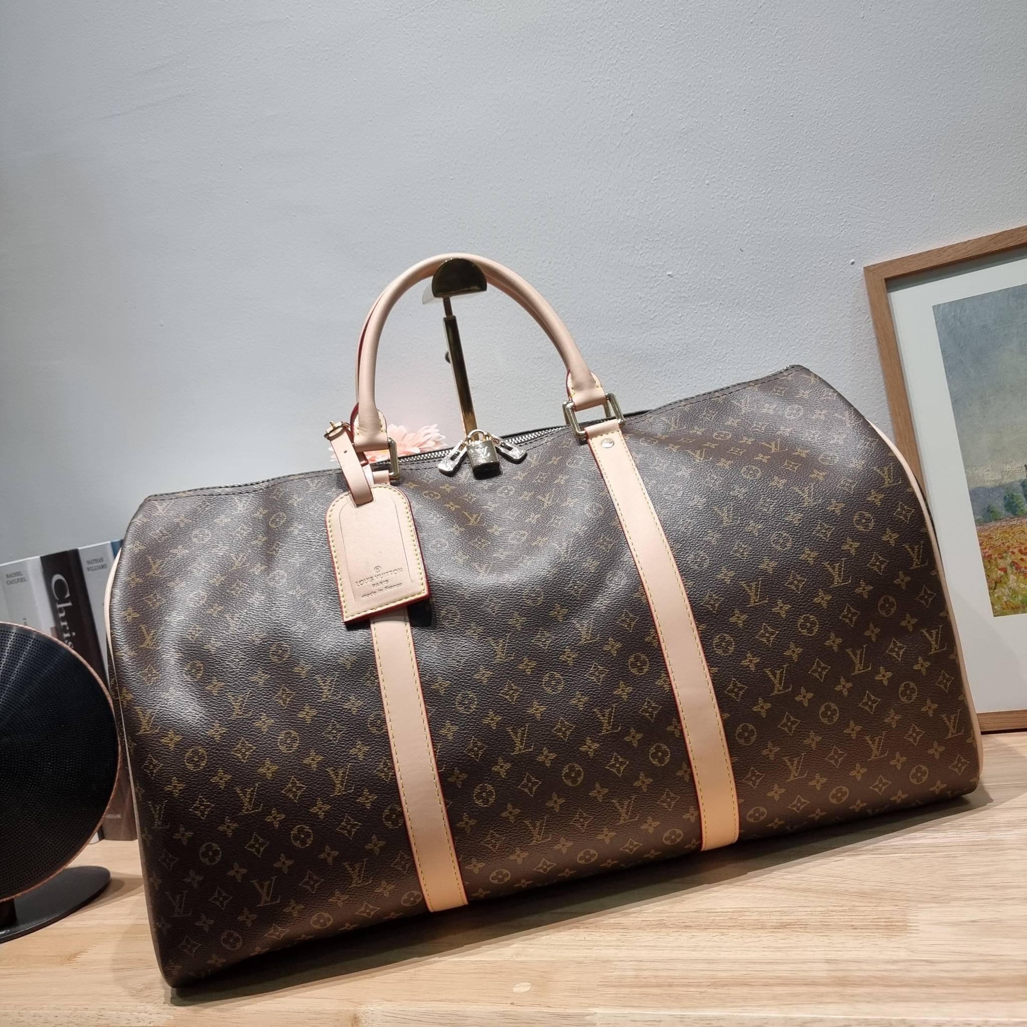 LV KEEPALL BANDOULIERE กระเป๋าเดินทางสุดคลาสสิค ทึ่ใครๆก็เฝ้ารอ ไอเท็มที่จะทำให้การเดินทางไม่ธรรมดาอีกต่อไป ด้วยดีเทลความเป็นเอกลักษณ์ เรียบแต่หรู วัสดุหนังแคนวาสคุณภาพดี ลวดลายโมโนแกรม เปิด-ปิดด้วยซิปแน่นหนา มีกุญแจล็อคได้ มีสายสะพายครอสให้ ภายในโล่งกว้า