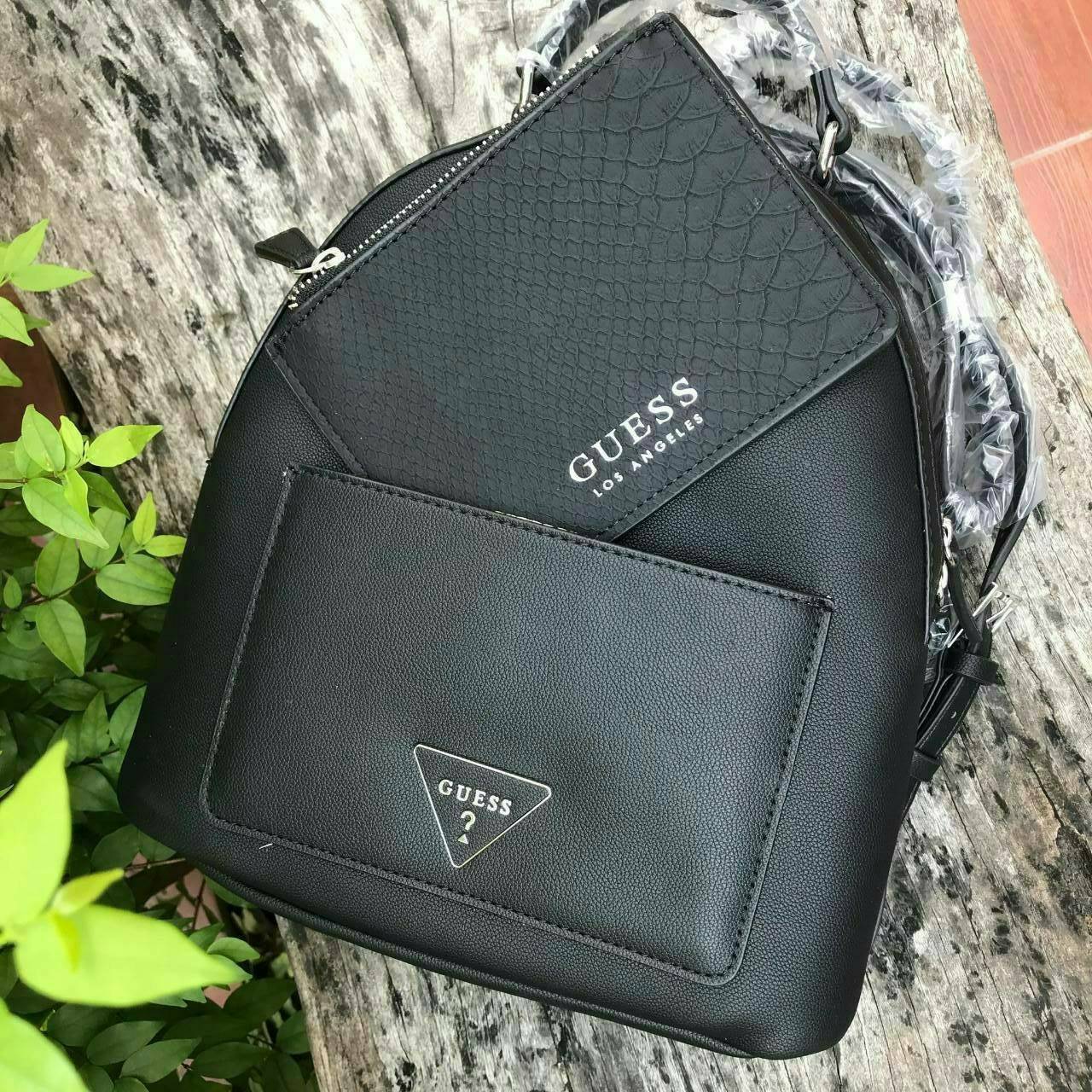 GUESS WOMAN'S BACKPACK กระเป๋าสะพายเป้หนังสวยขนาดกำลังดี สกีนโลโก้รอบใบ น้ำหนักเบา ด้านหน้าประดับโลโก้แบรนด์สามเหลี่ยมโดดเด่น มีลูกเล่นที่ช่องด้านหน้าสามารถถอดออกถือเป็นครัชได้นะคะ ตัวกระเป๋าเปิดปิดด้วยซิปเป็นหลัก ภายในกว้าง บุด้วยผ้าสกีนลายโลโก้แบรน