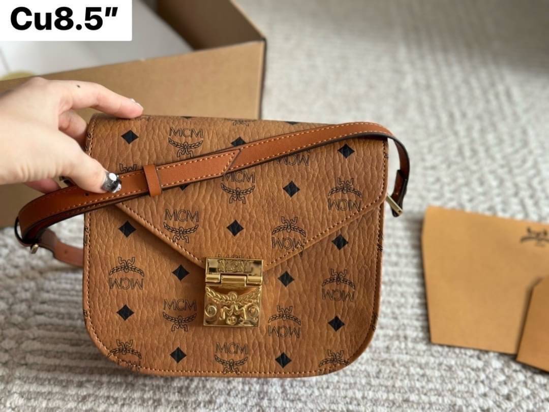 ORI | M.C.M Patricia Shoulder Bag In Visetos กระเป๋าสะพายดีไซน์มีสไตล์ ดูดีมีสเน่ห์ด้วยทรงกระเป๋าที่โค้งรับฐาน ให้ความรู้สึกนุ่มนวล แมทช์ได้กับทุกลุค