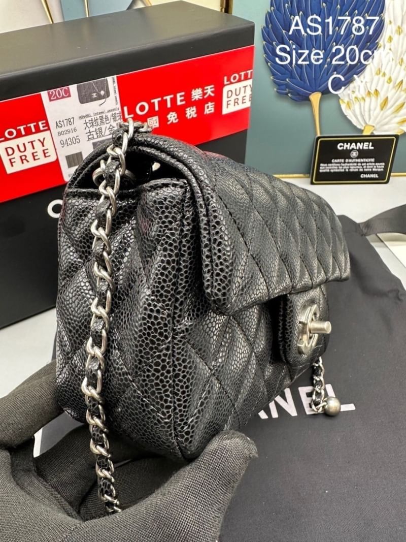 Chanel pearl crush mini flap bag กระเป๋าสะพายทรงคลาสสิก โดดเด่นด้วยอะไหล่ทรงมุกแต่งโลโก้แบรนด์ สวยหรู ดูแพง ผู้ดีมากๆ สะพายออกงานได้สวยๆเลย หรือจะสะพายไปทำงาน ไปเที่ยวก็เหมาะ จะซื้อเป็นของขวัญหรือใช้เอง ก็คุ้มค่าแน่นอนจ้า