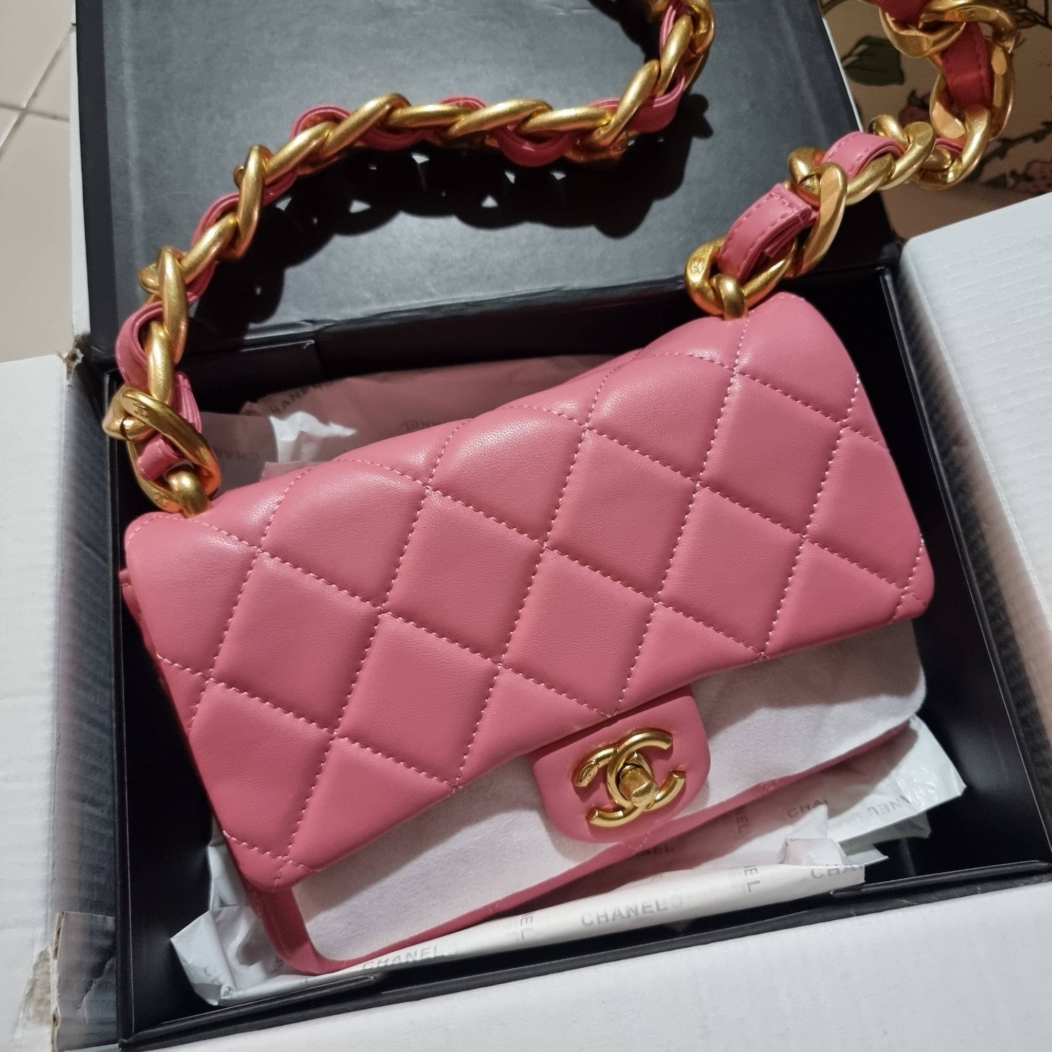 Chanel chunky chain bag สวยฟาดย้อนยุคความหรู ในราคาที่จับต้องได้ กับกระเป๋าสะพายไหล่ ไซส์กำลังสวย โดดเด่นด้วยสายสะพายโซ่สลับหนังเส้นใหญ่ ทนทาน ดูแพง