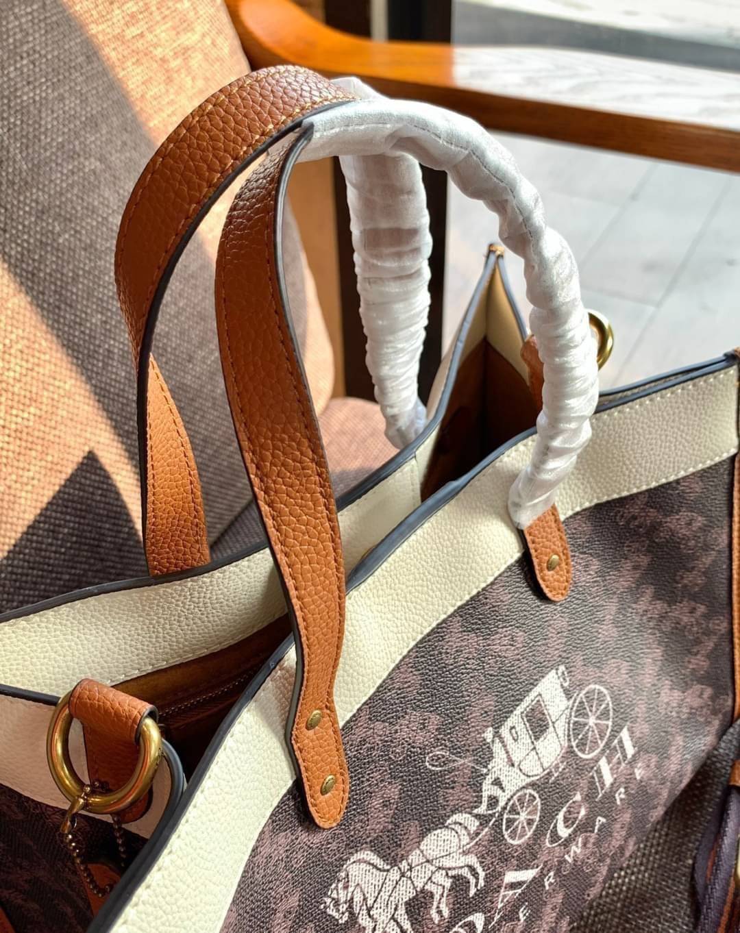 COACH FIELD TOTE 30 WITH HORSE AND CARRIAGE PRINTAND CARRIAGE BADGE 📣พร้อมส่งที่ไทย ใหม่ล่าสุด บอกเลยสีสวย สุดคลาสสิคมากๆ