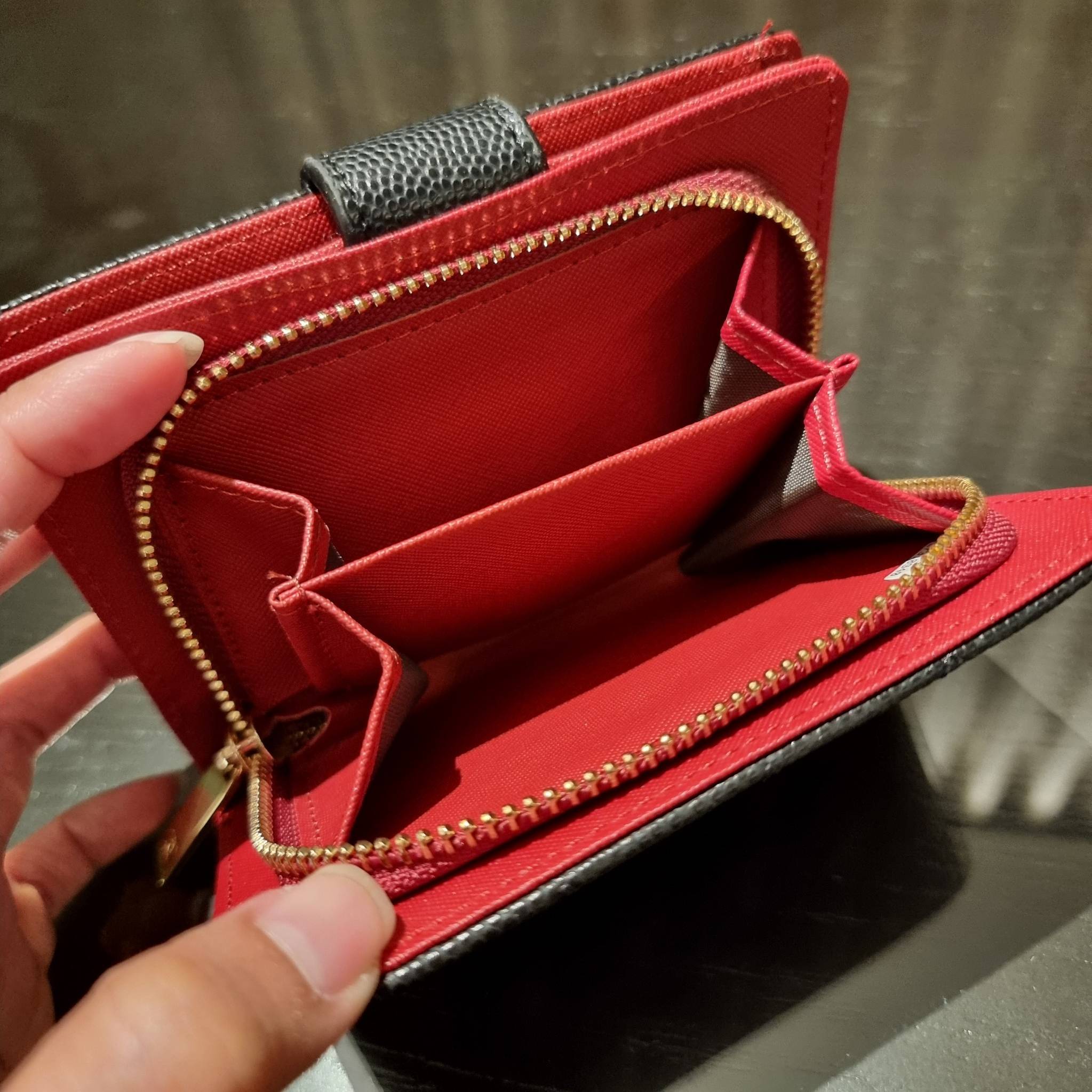 VIP 】หรูสุด ไม่ต้องพูดเยอะ!! HOT ITEM!! กระเป๋าสตางค์ใบกลางขนาดเหมาะมือ ดีไซน์ลุคผู้ดี สวยคลาสสิคจาก Chanel premium for gift วัสดุหนังลายคาร์เวีย ใช้งานง่าย เปิด-ปิดด้วยกระดุมแม่เหล็ก และซิปรูดช่องสำหรับใส่เหรียญ สะดวกมากๆ ภายในกระเป๋ามีช่องใส่บัตร ใส่ธนบ