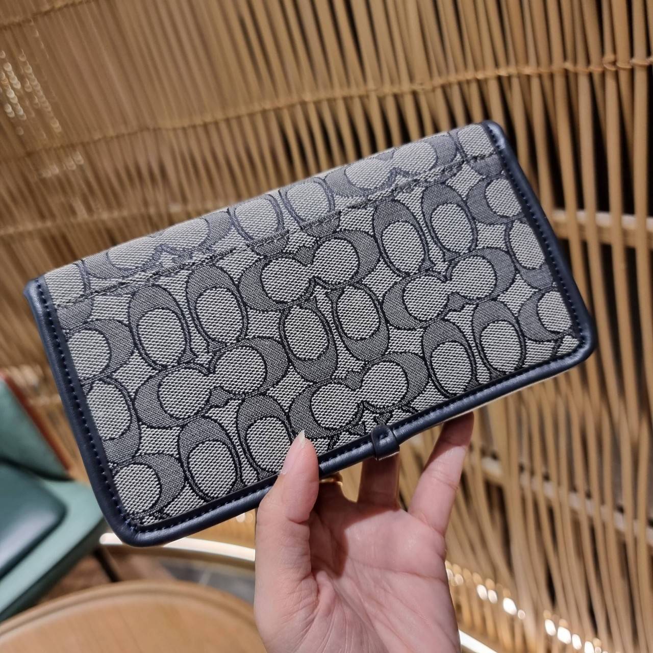 COACH C3824 FOLDOVER CROSSBODY CLUTCH IN SIGNATURE JACQUARD คลัทช์เก๋ๆที่สาวๆตามหา 2IN1 ไปอีกหนึ่ง!! กระเป๋าสะพายทรงคลัชท์ ใช้งานได้ถึง 2 แบบ จะพกเดี่ยวๆแทนกระเป๋าสตางค์ หรือคล้องสายสะพายข้าง สะพายชิคๆคูลๆ ก็ได้อีก มันดีงามมากทุกสี เพราะความละมุนของผ้า ja