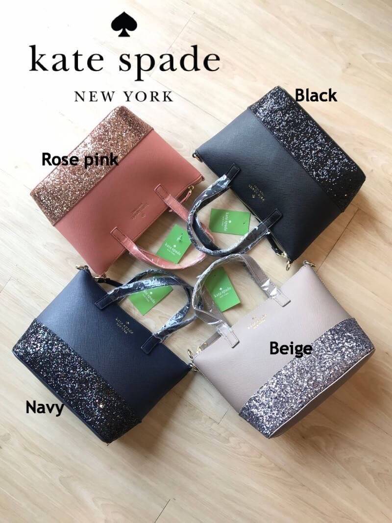 Kate Spade INA Greta Court Glitter Crossbody กระเป๋าถือหรือสะพายใบเล็ก วัสดุหนัง Saffiano สวยหรู ด้านหน้าประดับโลโก้สีทองสวย ก้นกระเป๋ามีดีเทลด้วยGlitter วิ้งๆดูหรู ภายในมีช่องซิปและช่องเล็ก สามารถใส่ ipad mini กระเป๋าสตางค์ใบยาวและของจุกจิกได้เยอะ มีหมุด