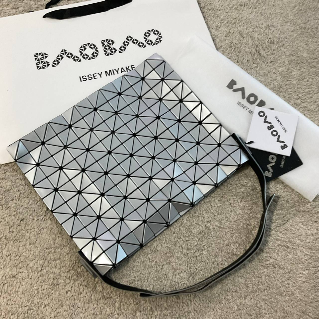 รุ่นใหม่ล่าสุด! พร้อมส่งที่ไทย! BAO BAO ISSEY MIYAKE BAGUETTE HANDBAG (LARGE) กระเป๋าสะพายไหล่จากทรงสวย วัสดุ 100% POLYVINYL CHLORIDE ด้านในใส่ของได้กำลังดีเลย ใส่ไอแพดมินิ กระเป๋าสตางค์ยาวได้ สมุดโน้ตได้สบายเลย วัยทำงานหรือวัยนักศึกษา อย่างน้อยต้องมีแบรน