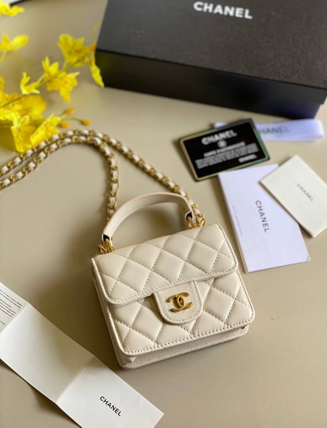 หนังแท้ VIP GIFT CHANEL MINI BLACK BAG รุ่นยอดนิยมไอเท็มฮิตวัสดุหนังแท้เรียบสวยคลาสสิคเปิดปิดด้วยฝาปิดกระดุมด้านหน้ามีโลโก้แบรนด์อะไหล่ทองสวยหรูดูดีมากกกก มาพร้อมสายโซ่ทองร้อยหนังจะสะพายไหล่ หรือ Crossbody ก็ดูดี ภายในโล่งกว้าง ตัวจริงสวยน่าใช้ Chanel min