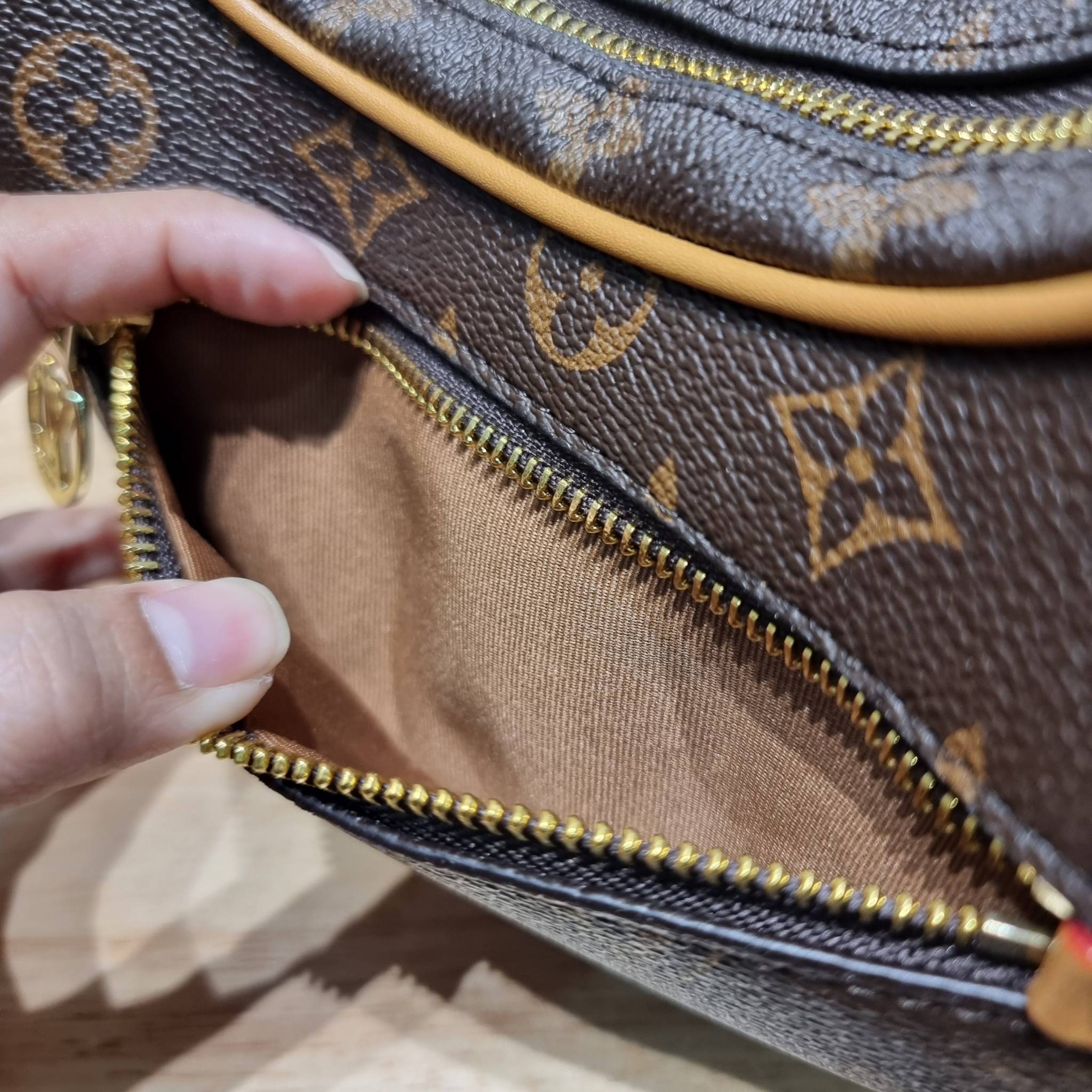 สุดยอดเดอะเบสท์ไอเท็ม ต้องยกให้เลย กับกระเป๋าสะพายทรงบาแกตต์ สวยหรู ดูแพงมาแต่ไกล LV loop bag ยังคงคลาสสิค ผู้ดี หรูหรา ขนาดกำลังพอดี ใส่โทรศัพท์ได้ทุกรุ่น วัสดุหนังแคนวาสคุณภาพ ด้านหน้ามีช่องซิปแยก สายสะพายมีมาให้ถึง 2 แบบ สลับใช้ได้เลยแบบไม่มีเบื่อ จะลุ