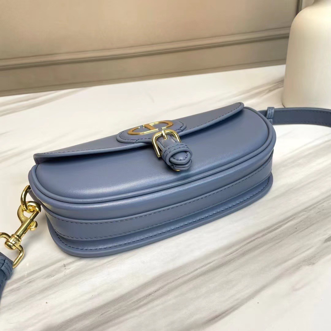 หนังแท้ DIOR BOBBY EAST-WEST BAG พร้อมส่งที่ไทย งานหนังแท้ทั้งใบเกรดออริจินอล ภาพสินค้าถ่ายจากงานขายจริง ใช้งานต่างประเทศได้ รุ่นใหม่ในฤดูกาลนี้ เพิ่มความทันสมัยให้กับซิลลูเอทของ Hobo ผ่านเส้นสายที่สง่างามและสัดส่วนที่กลมกลืนกัน สไตล์หนังลูกวัว โดดเด่นด้ว