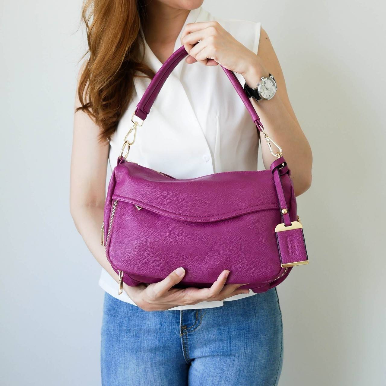 กระเป๋าถนอมสุขภาพไหล่ ใหม่ล่าสุดให้คุณได้ช้อปก่อนใคร Healthy bag จาก Luxe Light shoulder city bag กระเป๋าสะพายที่กล้าพิสูจน์ความเบา ดีต่อใจ สายสะพายไหล่เพิ่มความกว้าง ช่วยในการถ่ายเทน้ำหนัก ภายในบุผ้าเบาบางพิเศษ แต่ยังทนทานและไม่บกพร่องเรื่องฟังค์ชั่นใช้ง