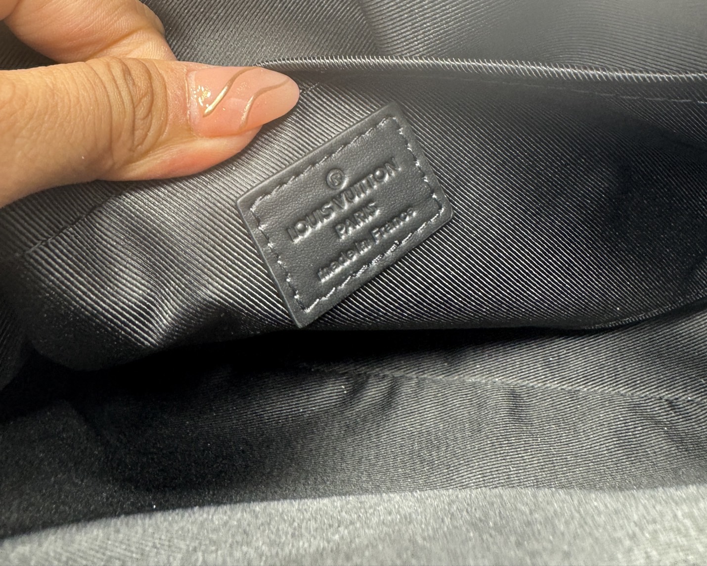 LV Fastline Messenger Bag กระเป๋าสะพาย ทรงแมสเซ็นเจอร์ สีดำเต็มใบสวยคลาสสิก หนังแท้สัมผัสนุ่ม ผสานสไตล์และฟังก์ชันการใช้งานเข้าด้วยกันอย่างลงตัว