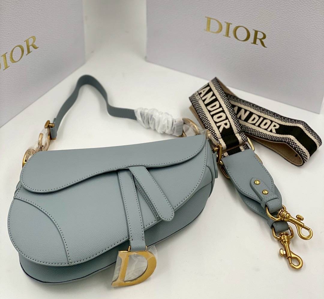 ORI หนังแท้ | DIOR Saddle Bag with Strap Grained Leather กระเป๋าถือ/สะพายทรงอานม้า รุ่นยอดนิยมที่มีเอกลักษณ์สวยงามเหนือกาลเวลา ลูกเล่นห้อยด้วยตัวอักษร D ตรงหูหิ้วมีกิมมิค CD สวยหรูดูแพง