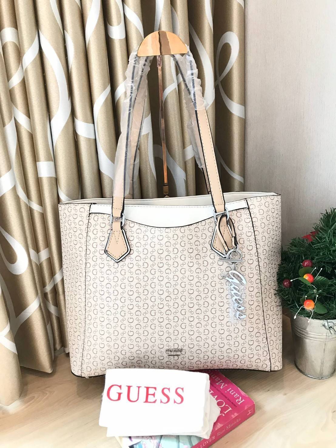 GUESS Factory Women's Diem Logo-Print Tote กระเป๋าถือหรือสะพายไหล่ ใบใหญ่ pu. เนื้อดี ลายแบรนด์ รอบใบ พร้อมพวงกุญแบรนด์ ภายในแบ่งช่องเป็นสัดส่วน จุได้เยอะ ใส่ A4 ได้ หูหิ้วสะพ่ยไหล่ได้ค่ะ