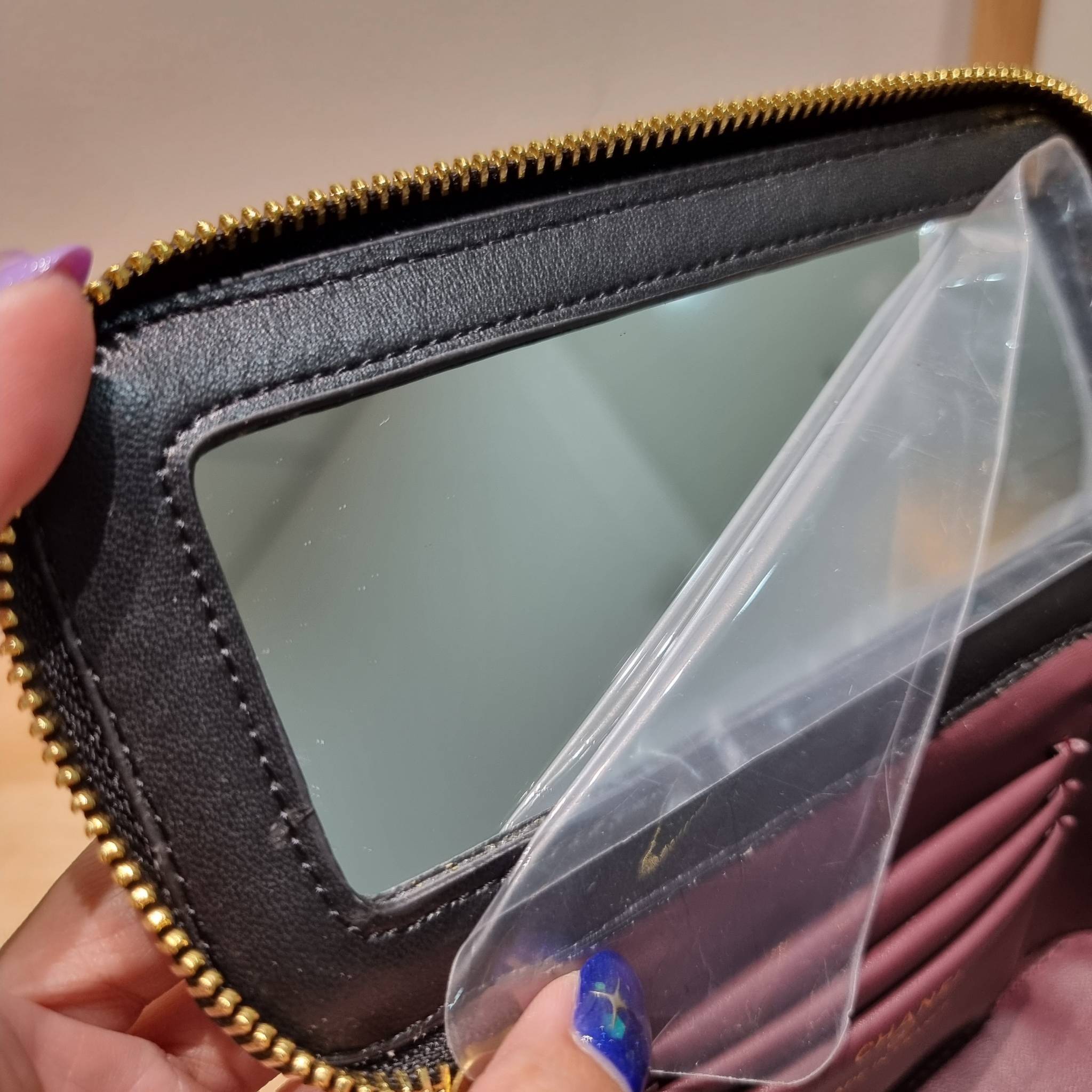 Chanel camellia vanity case bag พลาดไม่ได้เลยกับคอลสุดแซ่บ ดีไซน์ใหม่ 2023 นอกจากความคลาสสิคของรูปทรง ตัวอะไหล่ก็ยังปรับเพิ่มดีเทลความหรู