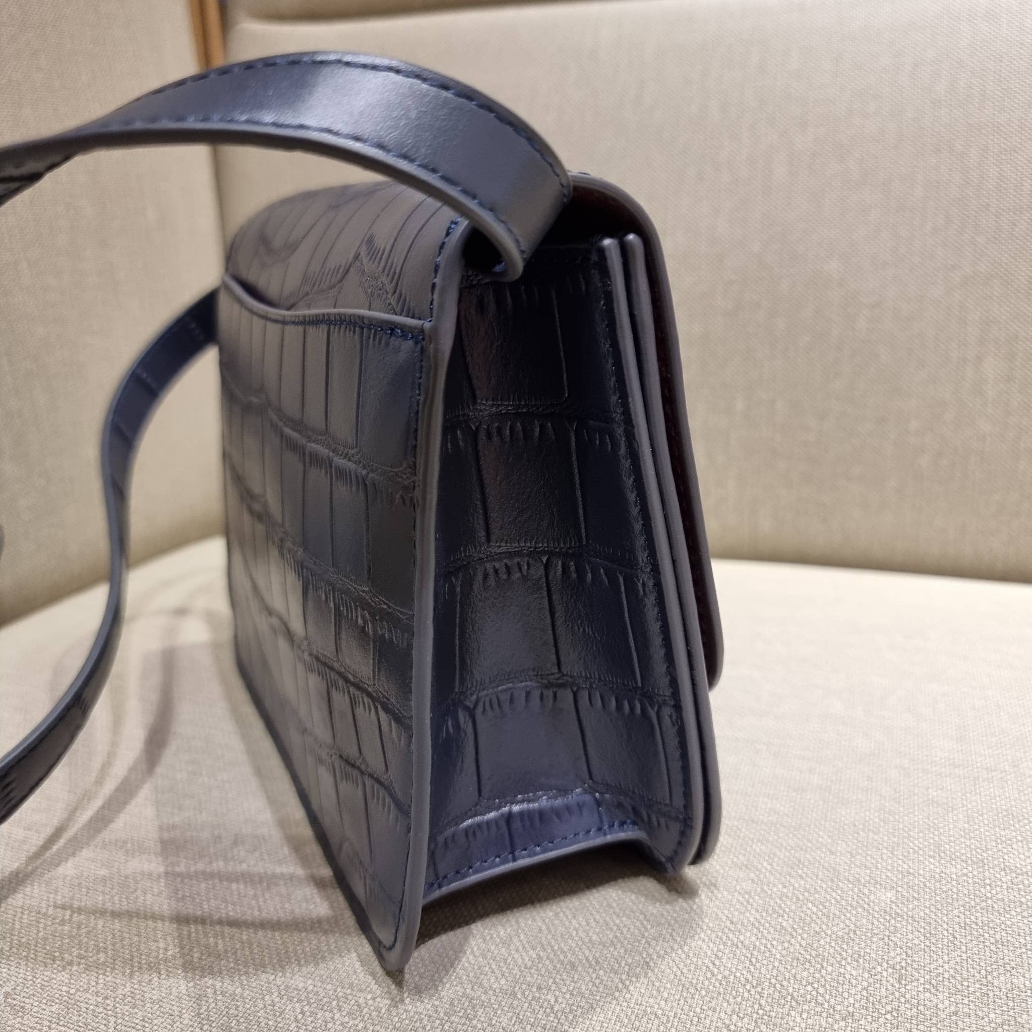 COACH C5631 BRYNN FLAP CROSSBODY แซ่บที่สุด ใหม่ที่สุด!! คอลเลคชั่นใหม่!! มองยังไงก็หลงรักละสายตาไม่ไหว กระเป๋าสะพายข้างลุคไฮน์ ที่ดีไซน์ออกมาได้ปัง และดูแพงมากๆ ด้วยดีเทลคลาสสิค รูปทรงใช้งานง่าย เรียบๆแต่มีดีเทล วัสดุหนังลายจระเข้ สวยม้าก!!! เปิด-ปิดด้วย