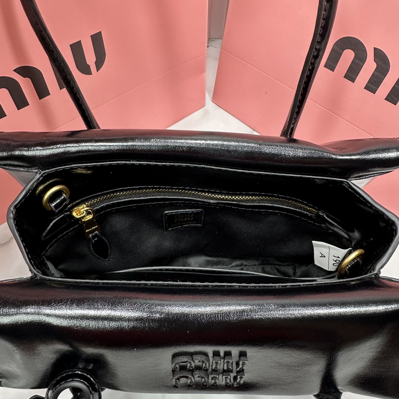 ORI หนังแท้ | Miu Miu Solitaire leather bag กระเป๋าสะพายทรงโท้ทโฮโบ เรียบง่าย เรียบหรูดูลัคชูสุดๆ สวยก่อนใครกับคอลใหม่ล่าสุดตัวแม่ตัวมัมไม่ควรพลาด จะของได้เยอะ ขนาดสะพายกำลังสวย สะพายไปทำงาน ไปเรียน ไปเที่ยวได้หมด ครบจบในใบเดียว