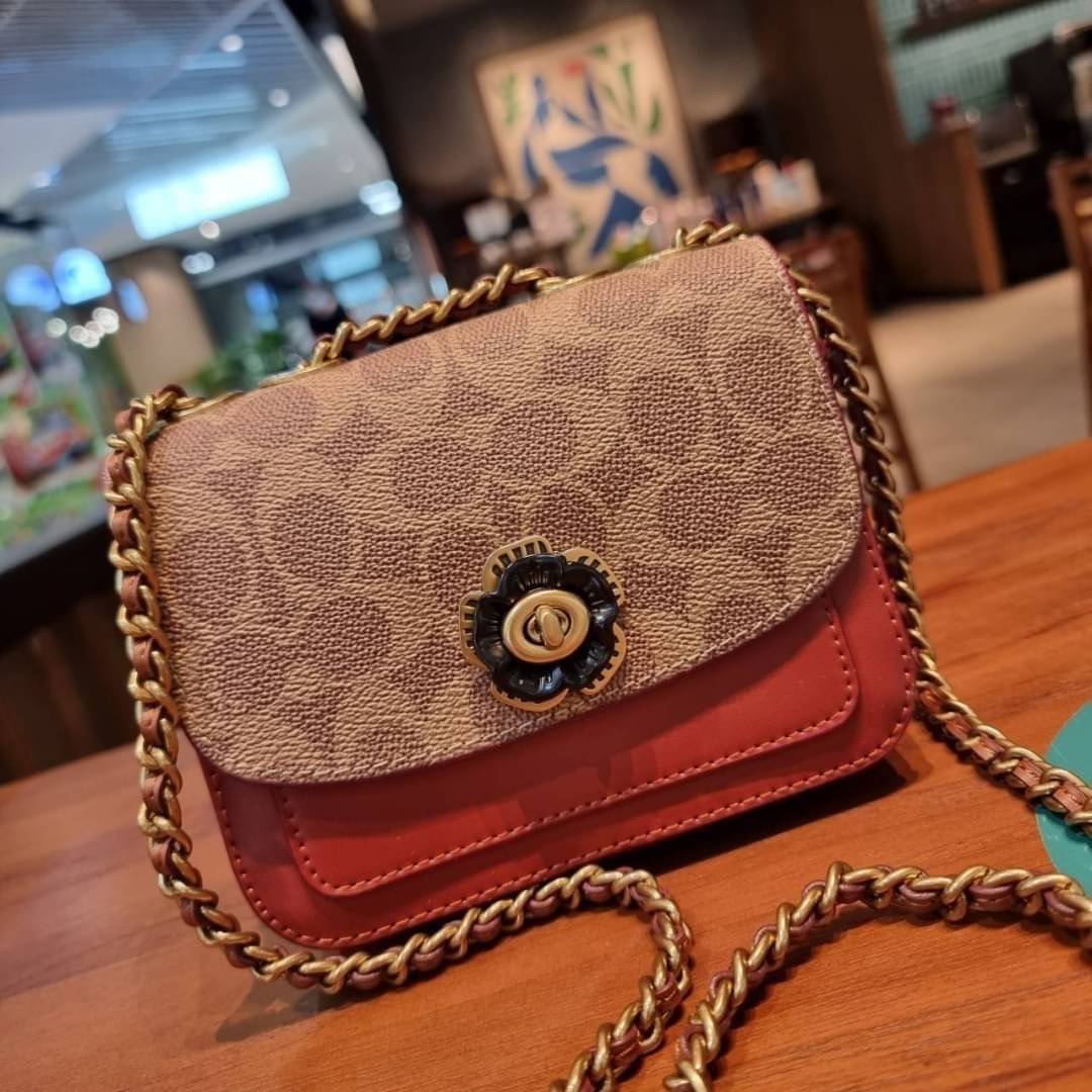 COACH C2462 MADISON SHOULDER BAG 16 IN SIGNATURE CANVAS WITH RIVETS กระเป๋าสะพายข้าง ไซส์กะทัดรัด พกพาง่าย น้ำหนักเบา ดีไซน์สวย โดดเด่นด้วยตัวล็อครูปดอกไม้ สีสันตกแต่งตัดกันกับลายซีอย่างลงตัว วัสดุหนังแคนวาสเคลือบลาย ภายในแบ่งสัดส่วนให้อย่างดี มาพร้อมสายส