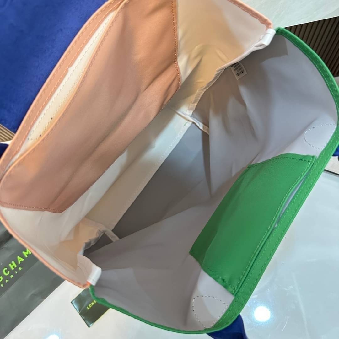 LONGCHAMP LE PLIAGE RE-PLAY TOP HANDLE BAG สินค้ารุ่นลิมิเต็ด collection สุดปัง ซื้อใบเดียวเหมือนได้2 ใบ กระเป๋าสะพายแนวตั้งที่กว้างขวาง มีเอกลักษณ์เฉพาะตัวแต่มีดีไซน์ที่น่าดึงดูด