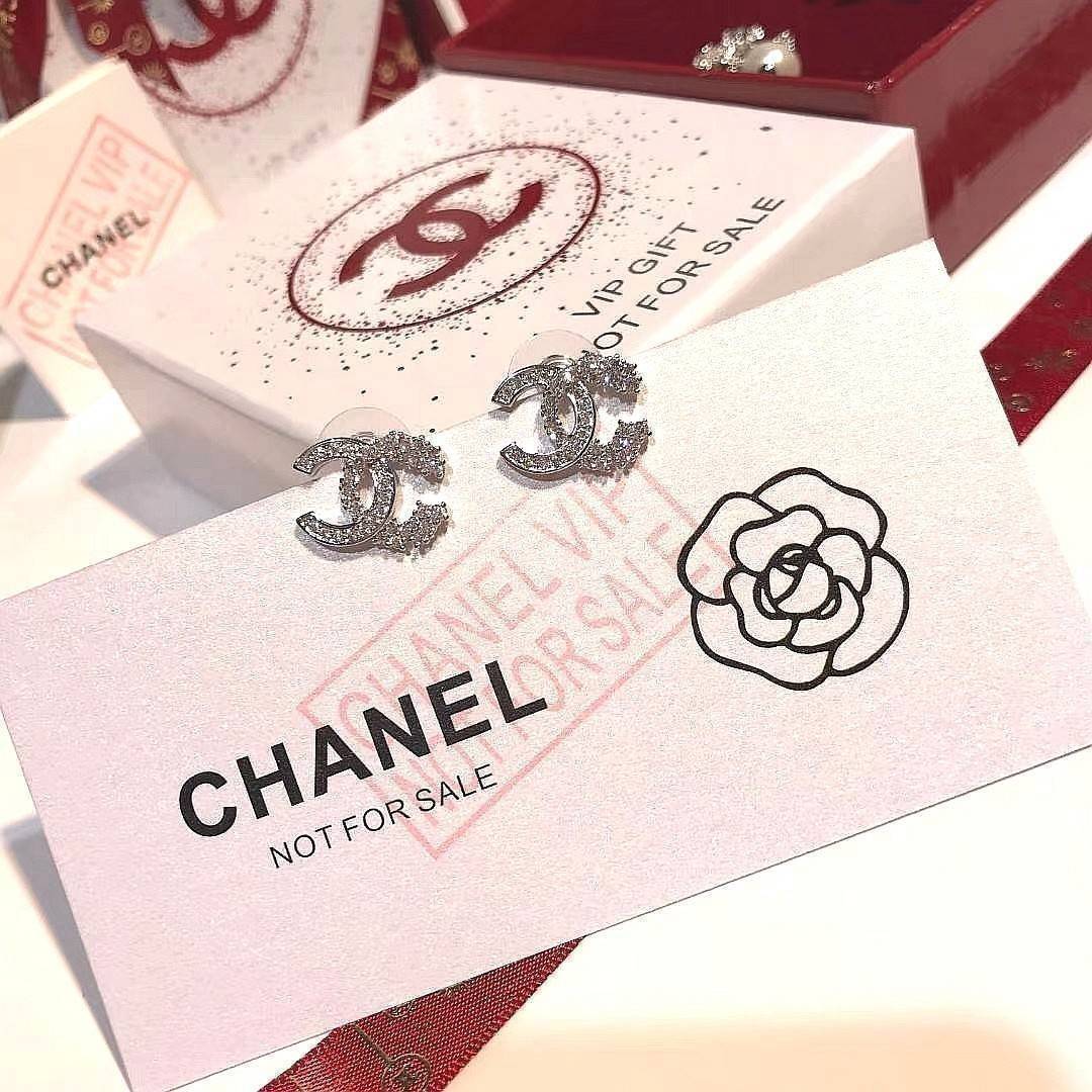 CHANEL DOUBLE EARRING VIP ชุดกิ๊ฟเซท ไอเท็มหายากชวนสะสมมาเป็นชุดให้ถึง2แบบ2สไตล์สลับใช้ ดีไซน์สวยหรูเลอค่าสุดคลาสสิค จองด่วนไอเท็มแบบนี้นานๆจะหลุดมาให้ช้อป จะซื้อใช้เองหรือมอบเป็นของขวัญก็เลิศหรูดูดีสินค้ามาใน Original Package บอกเลยว่า Must Have ซื้อ1ได้