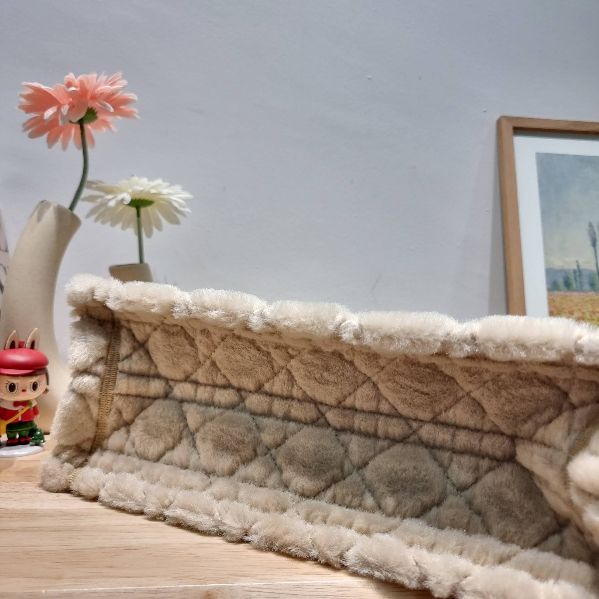 MEDIUM DIOR BOOK TOTE / CD book tote กระเป๋าทรงโท้ทใบใหญ่ ดีไซน์ใหม่ล่าสุด ที่มีทั้งความละมุนและหรูหราในตัว ด้วยการ shearling ขนแกะรอบใบฟูนุ่ม ตัดสลับฟอนท์เอกลักษณ์สวยงาม หูจับในตัวทนทาน ใช้งานง่าย ด้านในกระเป๋ากว้างมาก จุของได้เยอะ ไม่ใช่แค่สวยแถมยังใช้ป