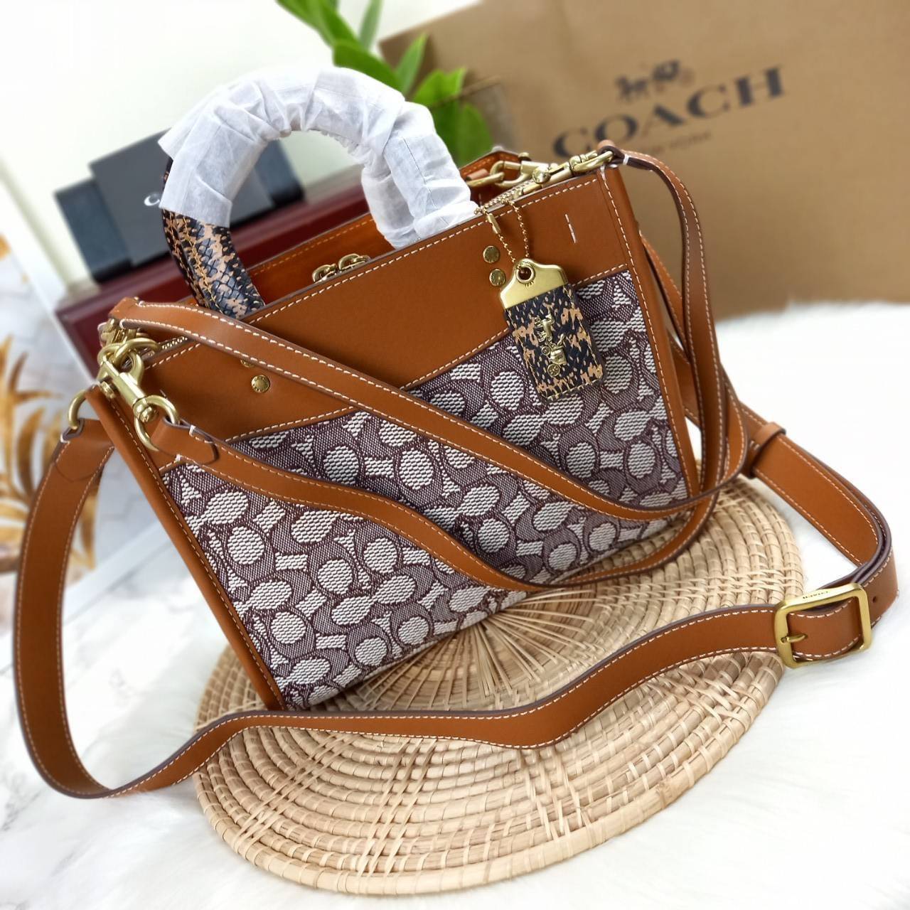 ดีเทลเนียบมาก คลาสสิค หรูหราได้ใจ😘🌺//>>COACH ROGUE 25 IN SIGNATURE TEXTILE JACQUARD WITH SNAKESKIN DETAIL(COACH C5467)🍁กระเป๋ารุ่นคลาสสิค หรูหรา มีรสนิยม จะถือ หรือสะพายได้ตามดีไซน์การใช้งานเลยจ้า// วัสดุ jacquard ลาย signatu