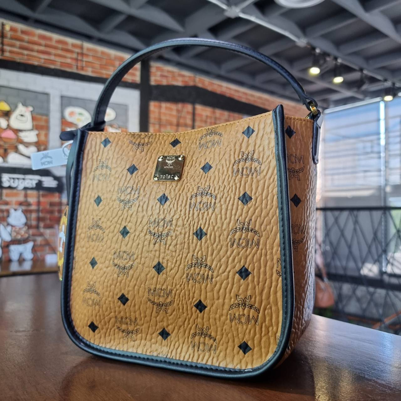 M.C.M KLASSIK LIMITED TOTE IN LEATHER BLOCK กระเป๋าโท้ท รุ่นลิมิเต็ดที่ทำเฉลิมฉลองวันครบรอบแบรนด์ ถือเป็นรุ่นที่หายากมาก ได้มารอบนี้รอบเดียวจ้า โท้ทสวยอยู่ทรง ขนาดกำลังดี พิเศษมากมาพร้อมสายหนังห้อย เข้าเซ็ท และสายสะพายสปอร์ต ถอดได้ ปรับได้ตามตัว รุ่นนี้หน