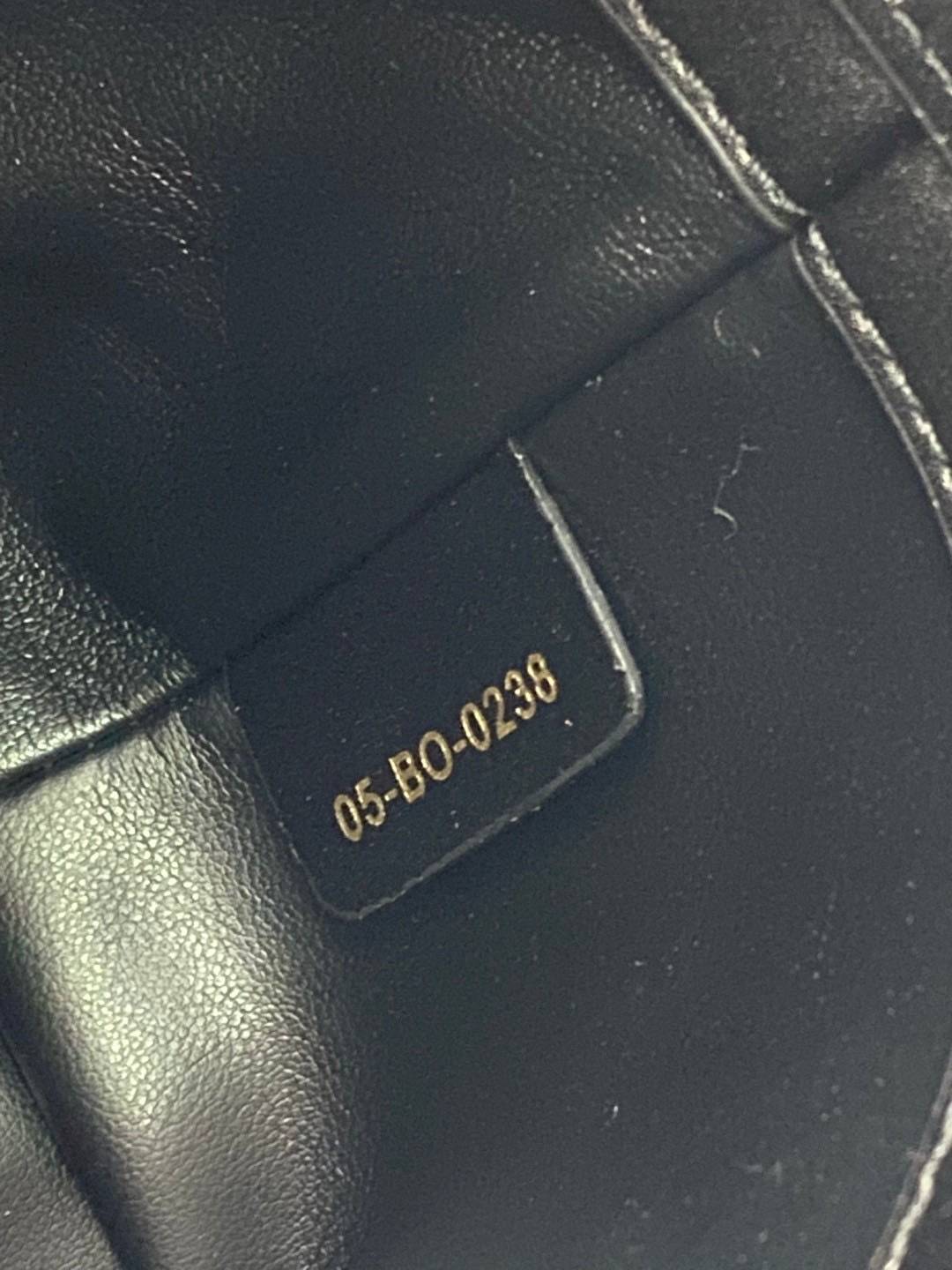 ORI | หนังแท้ DIOR Small Toujours vertical tote bag กระเป๋าทรงโท้ทไซส์เล็กสวยหรู ดีเทลสุดประณีตคอมพลีตลุคในทุกวัน เย็บลวดลาย macrocannage และชาร์มตัวอักษร D,I,O,R