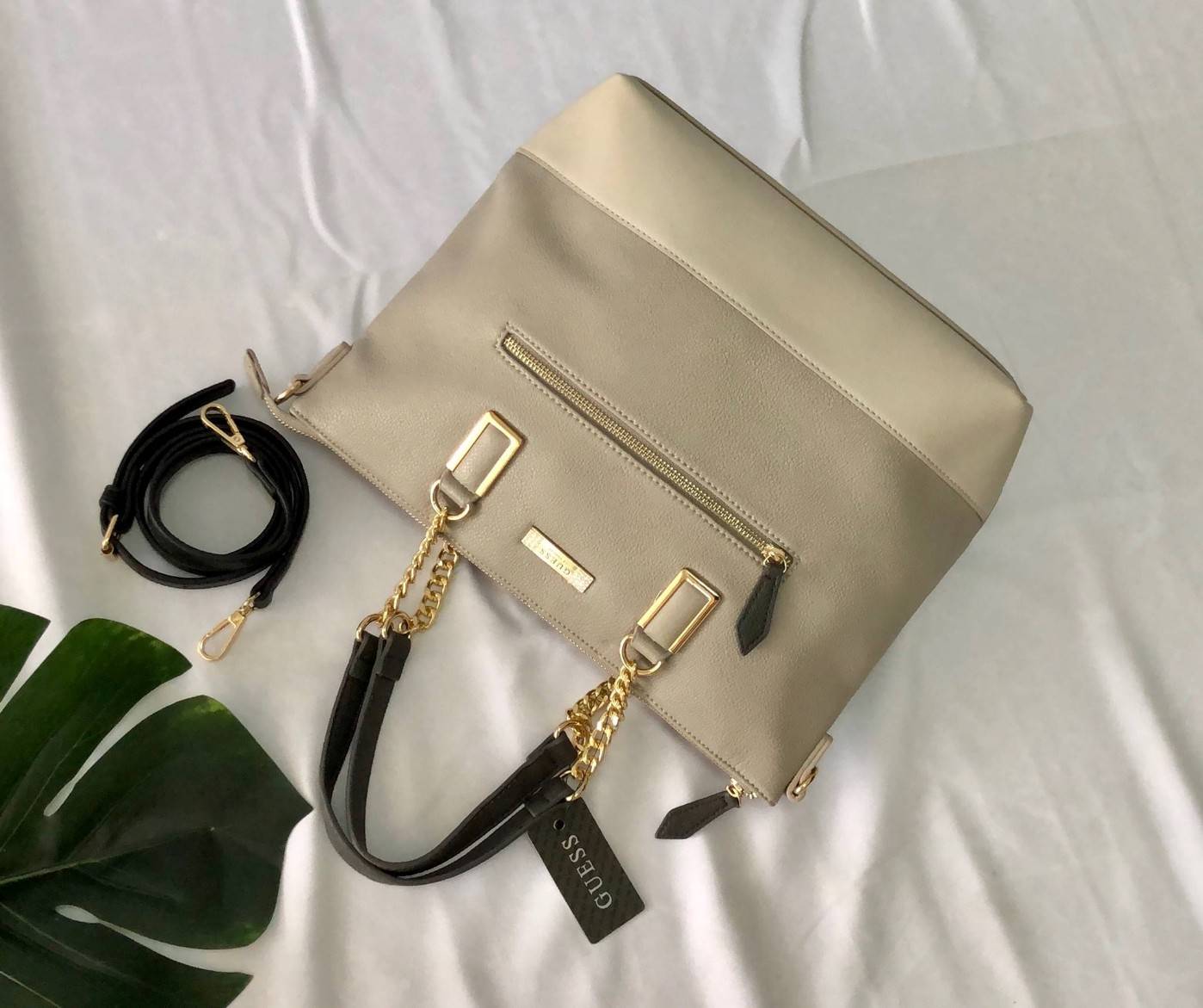 GUESS PU HANDBAG//SHOULDERBAG สินค้าเข้าใหม่!! กระเป๋าถือ/คล้องแขนหรือสะพายข้าง วัสดุหนังนิ่ม น้ำหนักเบา น่าใช้ ด้านหน้าติดอะไหล่โลโก้แบรนด์ประดับเม็ดคริสตัลหรู เปิดปิดกระเป๋าแบบซิป ภายในโล่ง ใส่ของจุ มีช่องซิปและช่องเล็กใส่ของจุกจิก หูหิ้วแบบโซ่ต่อหนังสว