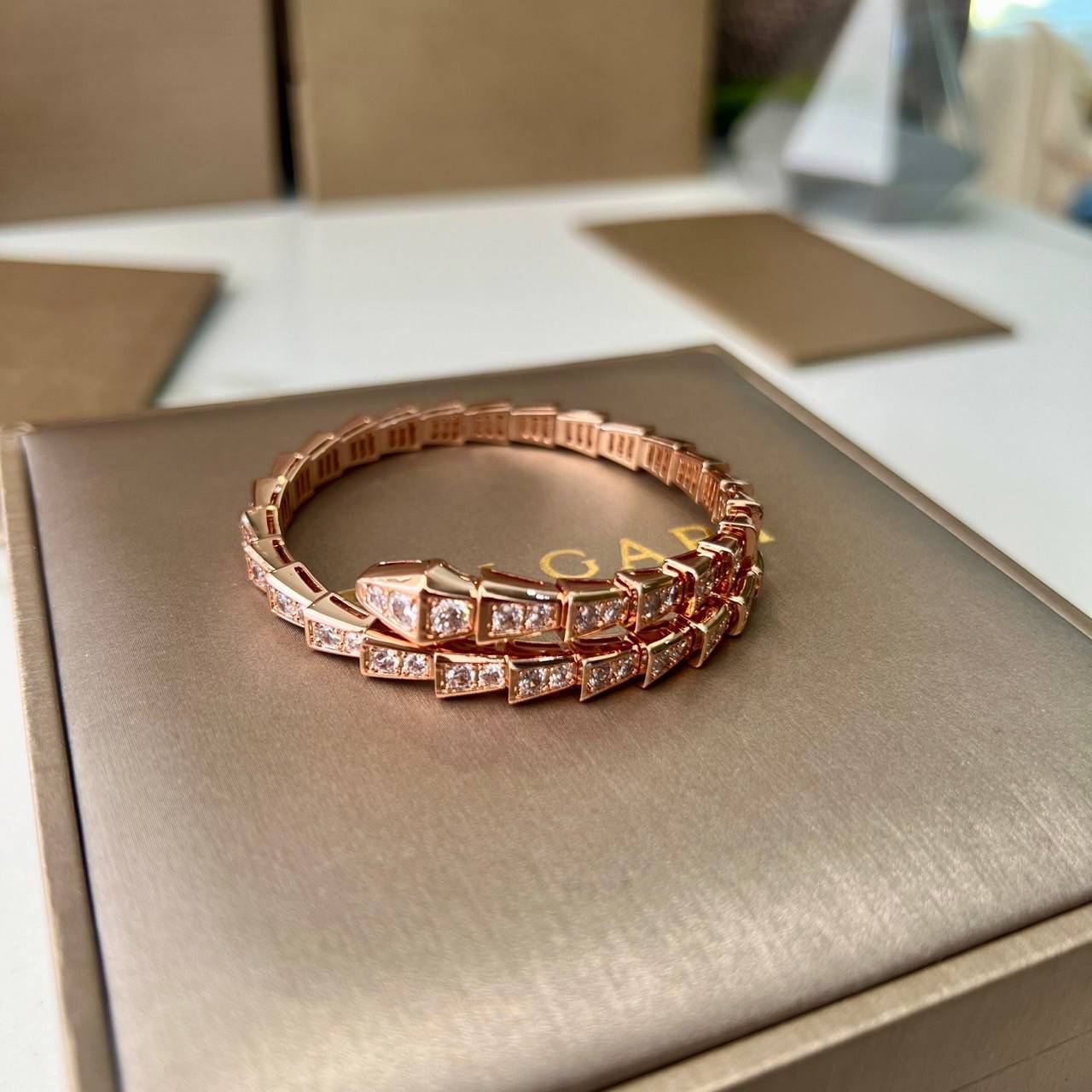 เกรดเทพ ORI | Bvlgari Bracelet 19-20cm คุณภาพงานประกวด เกรดดีสุดเอาใจสาวๆไปเลย โลหะเคลือบเงาสวยสมจริง ไม่ลอกไม่ดำ Full set box