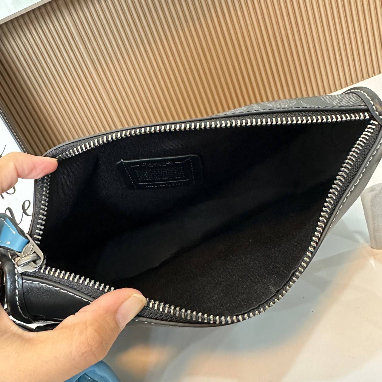 Coach Heritage Convertible Crossbody In Signature Canvas With Creature Print( cc131) กระเป๋าไฮบริดแบบถอดได้รุ่นใหม่ หล่อเท่ส์ สะพายสามารถสะพายทำงานดูดีสุดๆคะ มาพร้อมกระเป๋าใบเล็กห้อยสุดเก๋ วัสดุแคนวาสตัดขอบหนังแท้ เปิด ปิดด้วยซิป ซับในผ้า ด้านนอกกระเป๋าเป