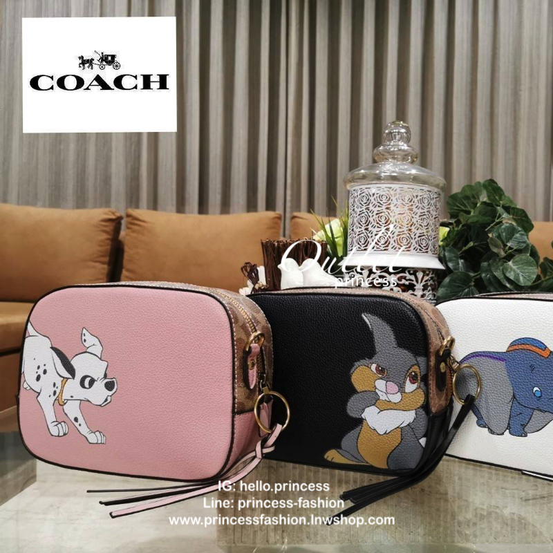 DISNEY X COACH Crossbody Bag 2019 New collection & Limited collection กระเป๋าสะพายขนาดกำลังน่ารัก วางอยู่ทรง วัสดุหนัง ลายตัวการ์ตูน Disney 3 charactors เปิดปิดด้วยซิป ภายในโล่ง ใส่ wallet ยาว มือถือได้ทุกรุ่นมีช่องเล็ก และช่องซิป พร้อมสายสะพายยาว ถอด ปรั