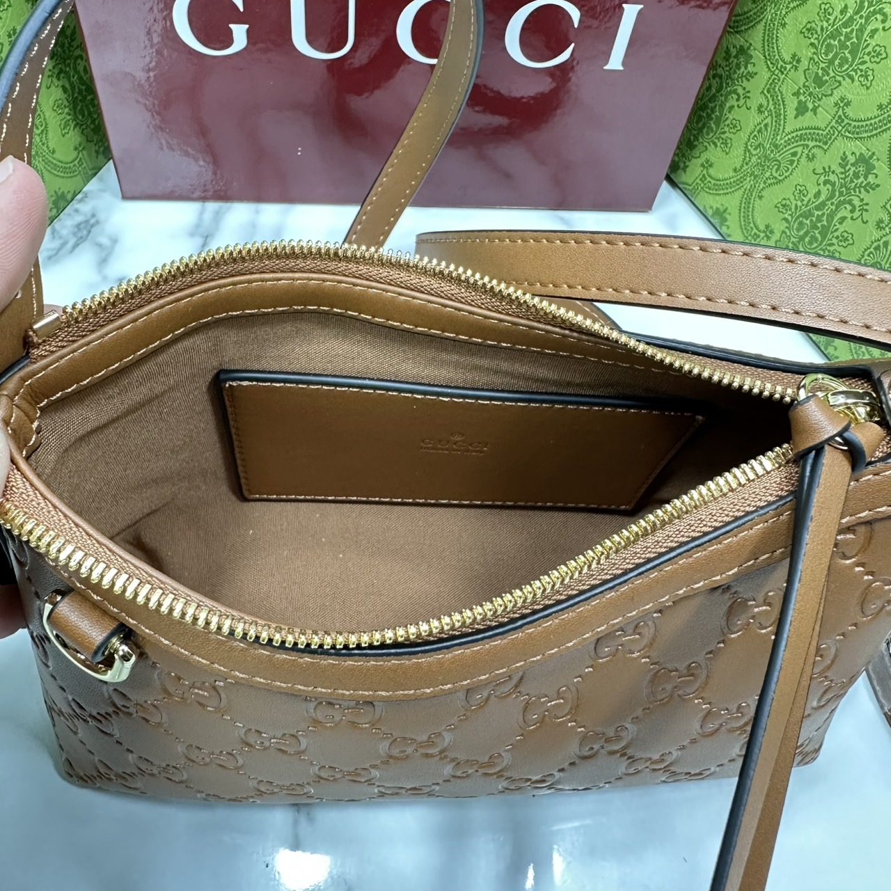 ORI หนังแท้ | Gucci GG Emblem small shoulder bag กระเป๋าสะพายทรงพอช ถือ/คล้องไหล่เก๋ๆหรือสะพายข้างได้ ทรงสวยคลาสสิค มีอะไหล่ห่วงสำหรับห้อยพวงกุญแจได้ เป็นไอเท็มต้องมีและยกเป็น everyday bag ได้เลย