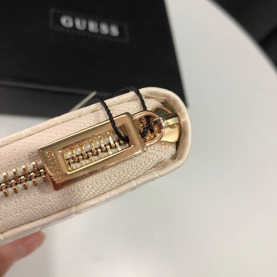 GUESS Basic Women Small Wallet กระเป๋าสตางค์แบบสั้น อะไหล่ทอง หนังปั้มลายสวยหรู
