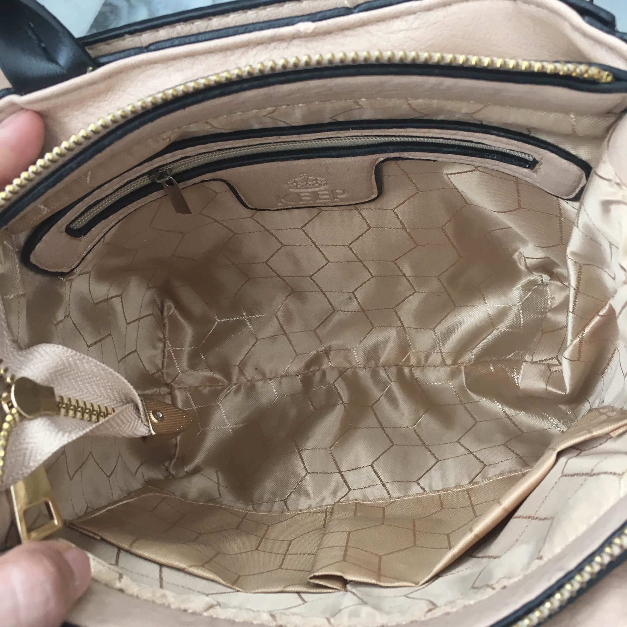 New arrival ! จากแบรนด์ KEEP #จุดเด่นที่ >ลายหนังสวยชัด >เนื้อ matte ถือสะพายเข้าง่ายกับทุกชุด >ขนากกระเป๋ามินิ กะทัดรัด คะ ใส่ กปต ยาว มือถือได้ > มีช่องย่อยแบ่งเก็บของด้านใน เป็นสัดส่วน >ก้นมีหมุดรองหนัง >มีสายยาวสะพายได้ ปรับ free siz