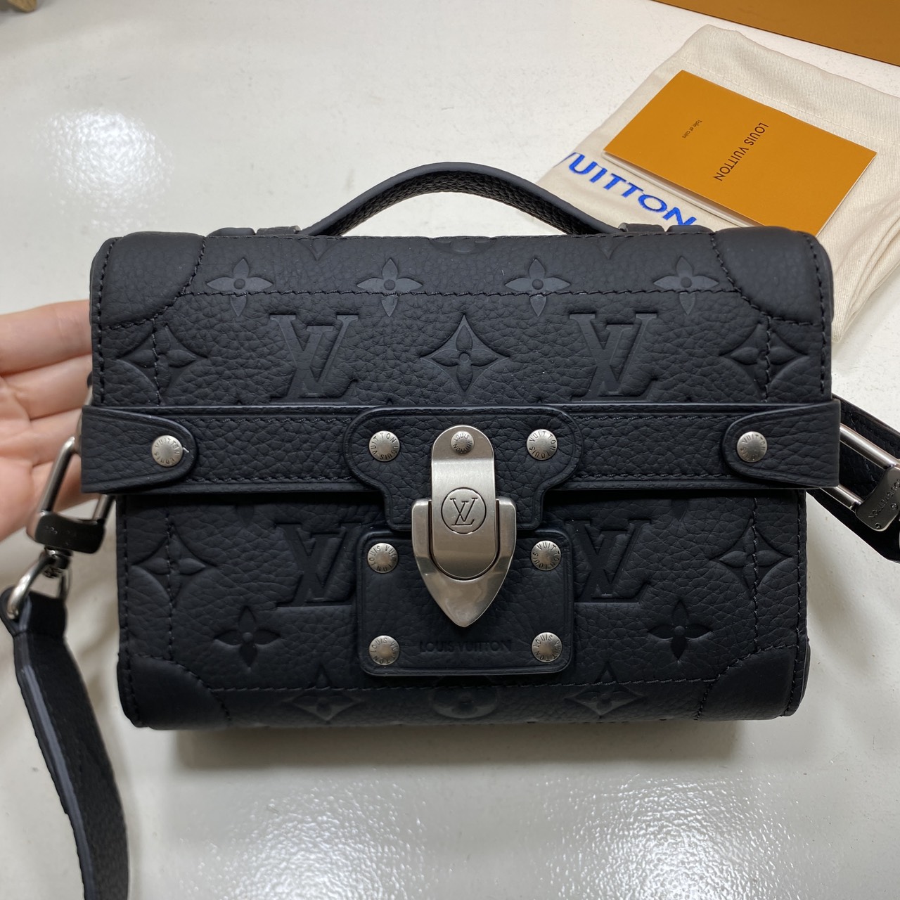 TOP ORI หนังแท้ | LV Soul Trunk Bag Taurillon leather with Monogram pattern กระเป๋าสะพายทรงทรังค์ ครอสบอดี้ขนาดกะทัดรัด หนังแท้เนื้อนุ่มประทับลาย Monogram หรูหราเป็นเอกลักษณ์ เสริมมุมโดดเด่นดีเทลหนังประณีต